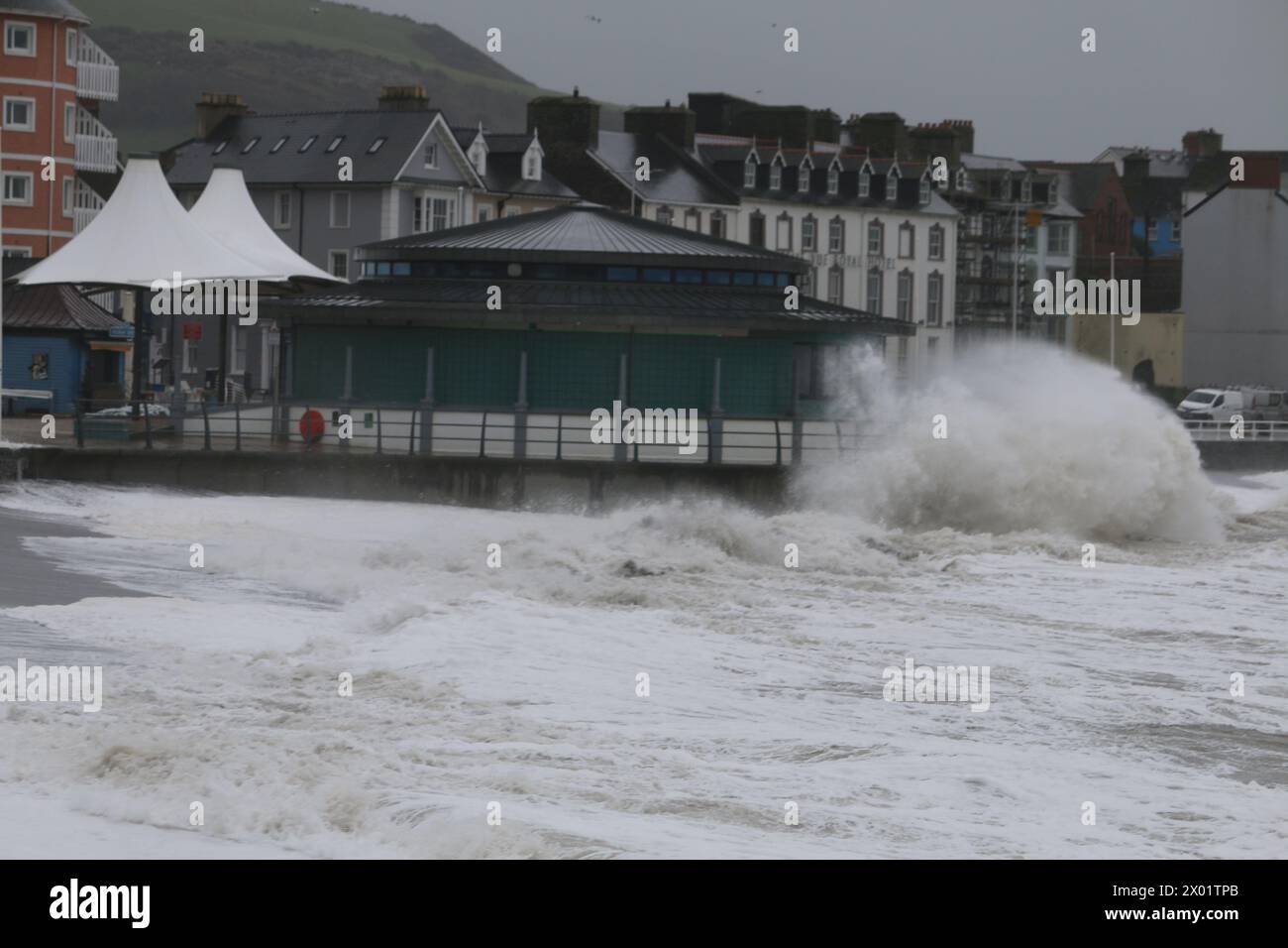 Aberystwyth Galles Regno Unito tempo 9 aprile 2024 forti venti di forza e forti piogge hanno colpito la costa occidentale del Regno Unito guidando in grandi onde che si infrangono contro il lungomare di Aberystwyth sulla costa gallese credito: mike davies/Alamy Live News Foto Stock