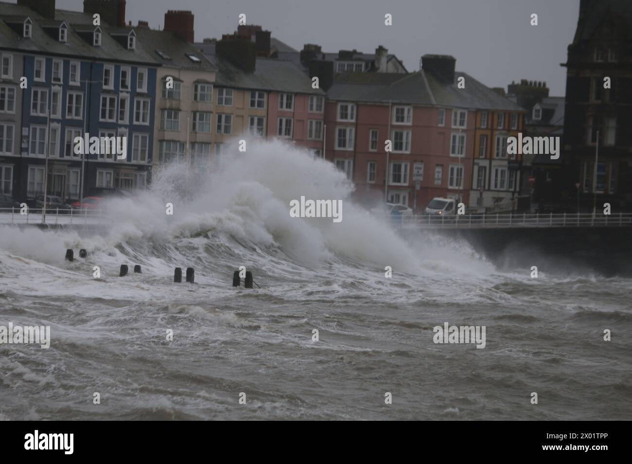 Aberystwyth Galles Regno Unito tempo 9 aprile 2024 forti venti di forza e forti piogge hanno colpito la costa occidentale del Regno Unito guidando in grandi onde che si infrangono contro il lungomare di Aberystwyth sulla costa gallese credito: mike davies/Alamy Live News Foto Stock
