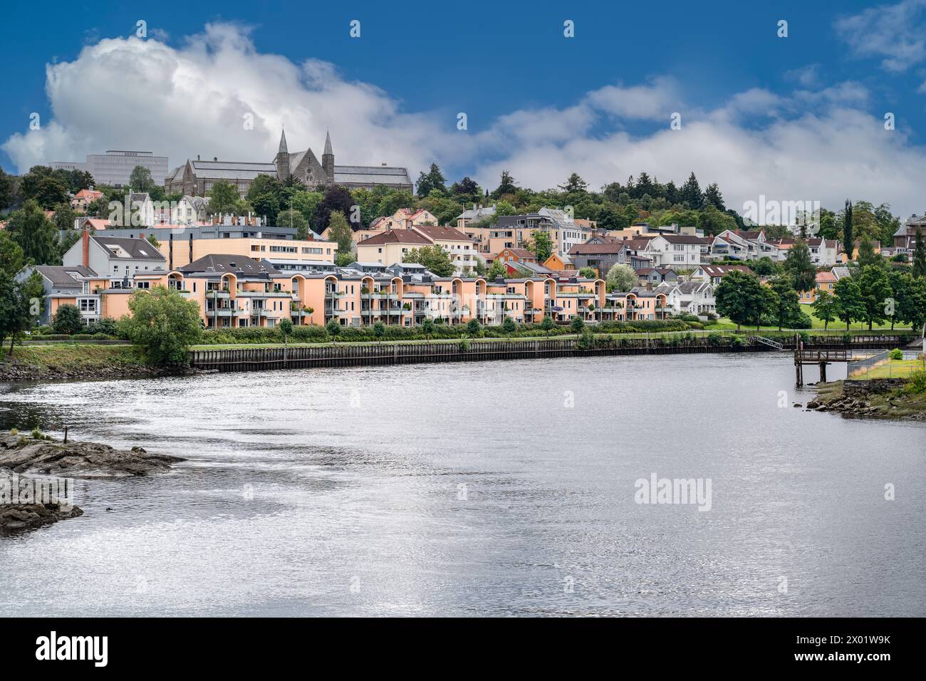 Case colorate, appartamenti e campus universitario NTNU Gløshaugen di Scienza e tecnologia lungo il fiume Nidelva a Trondheim, Norvegia, il giorno di sole Foto Stock