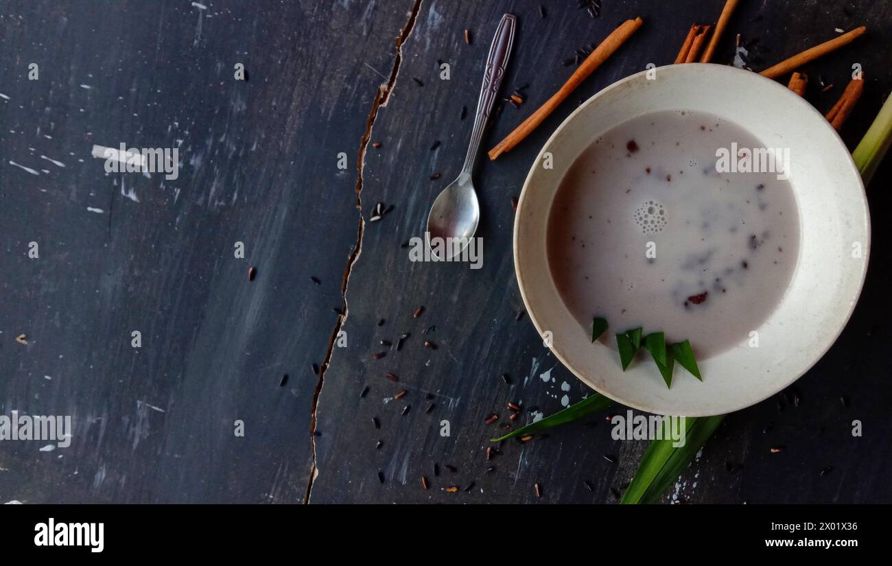 foto del cibo sotto forma di riso nero appiccicoso con latte Foto Stock