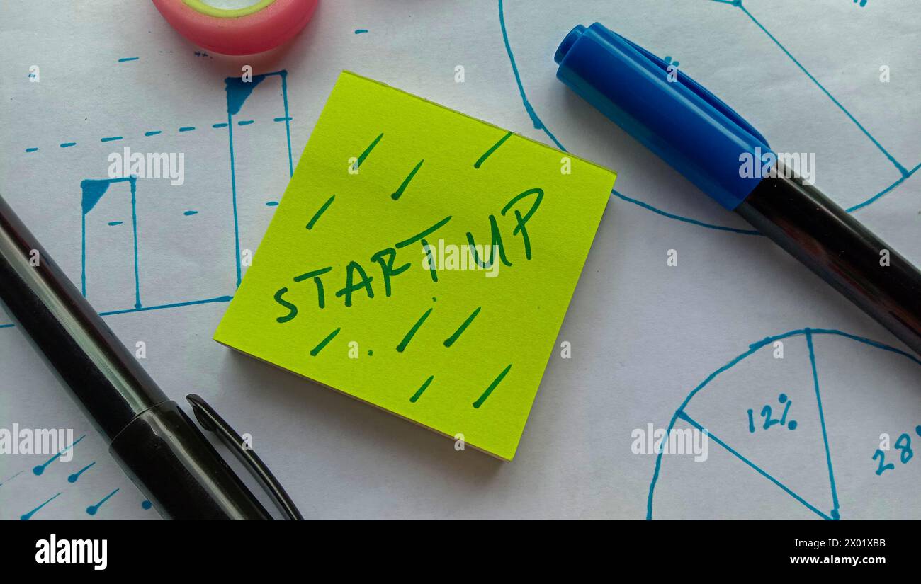 Foto con un tema aziendale con il testo "STARTUP" Foto Stock
