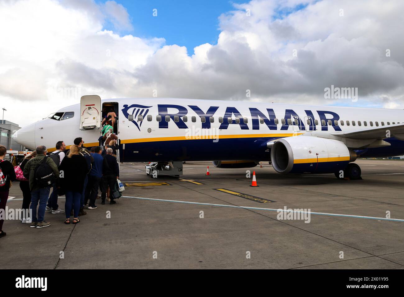 Bristol, Inghilterra - 29 marzo 2024: I passeggeri si imbarcano sull'aereo della compagnia Ryanair all'aeroporto di Bristol in una giornata nuvolosa Foto Stock