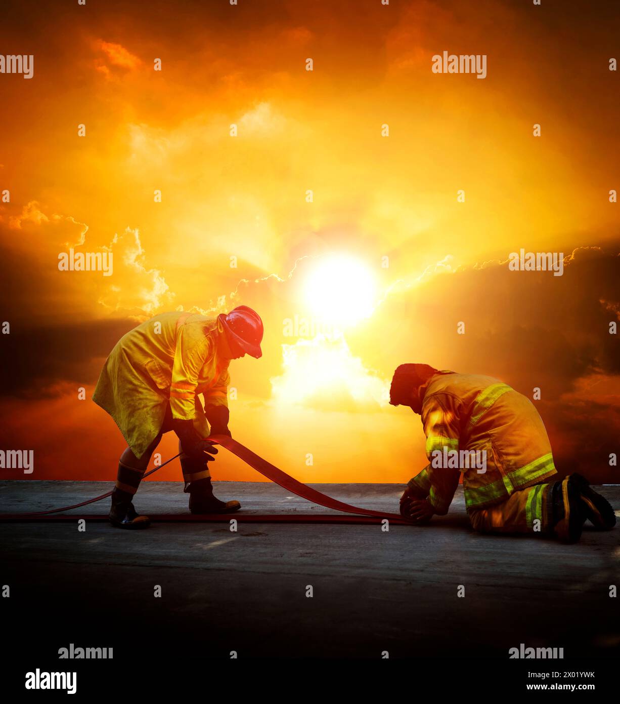 I vigili del fuoco stanno preparando le manichette per combattere l'incendio Foto Stock