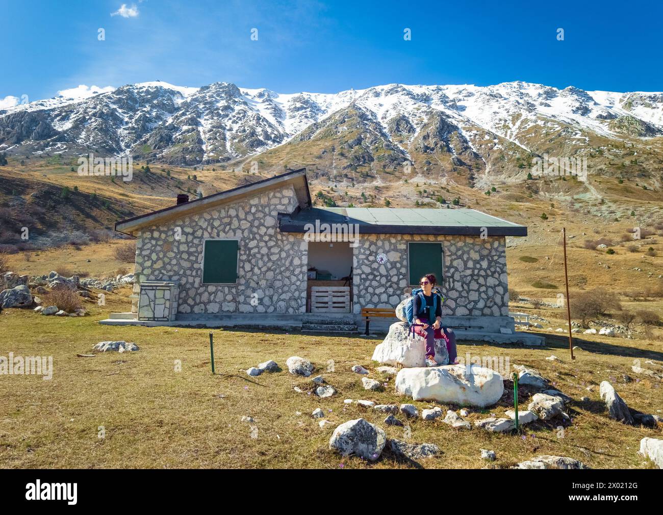 Monte Ocre (Italia) - la vetta bianca dell'Abruzzo, la catena montuosa di Ocre e Cagno, con neve e via alpinistica chiamata Canale Malequagliata Foto Stock