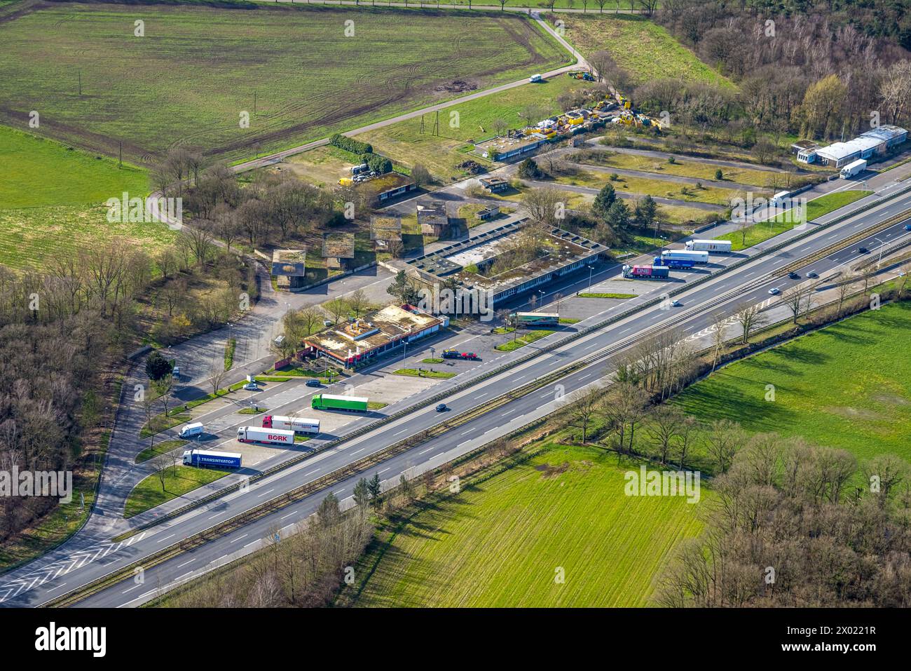 Vista aerea, confine tedesco-olandese, valico di frontiera di Elten, area di servizio di Knauheide, traffico stradale sulle autostrade A3 e A12 Paesi Bassi, prati Foto Stock