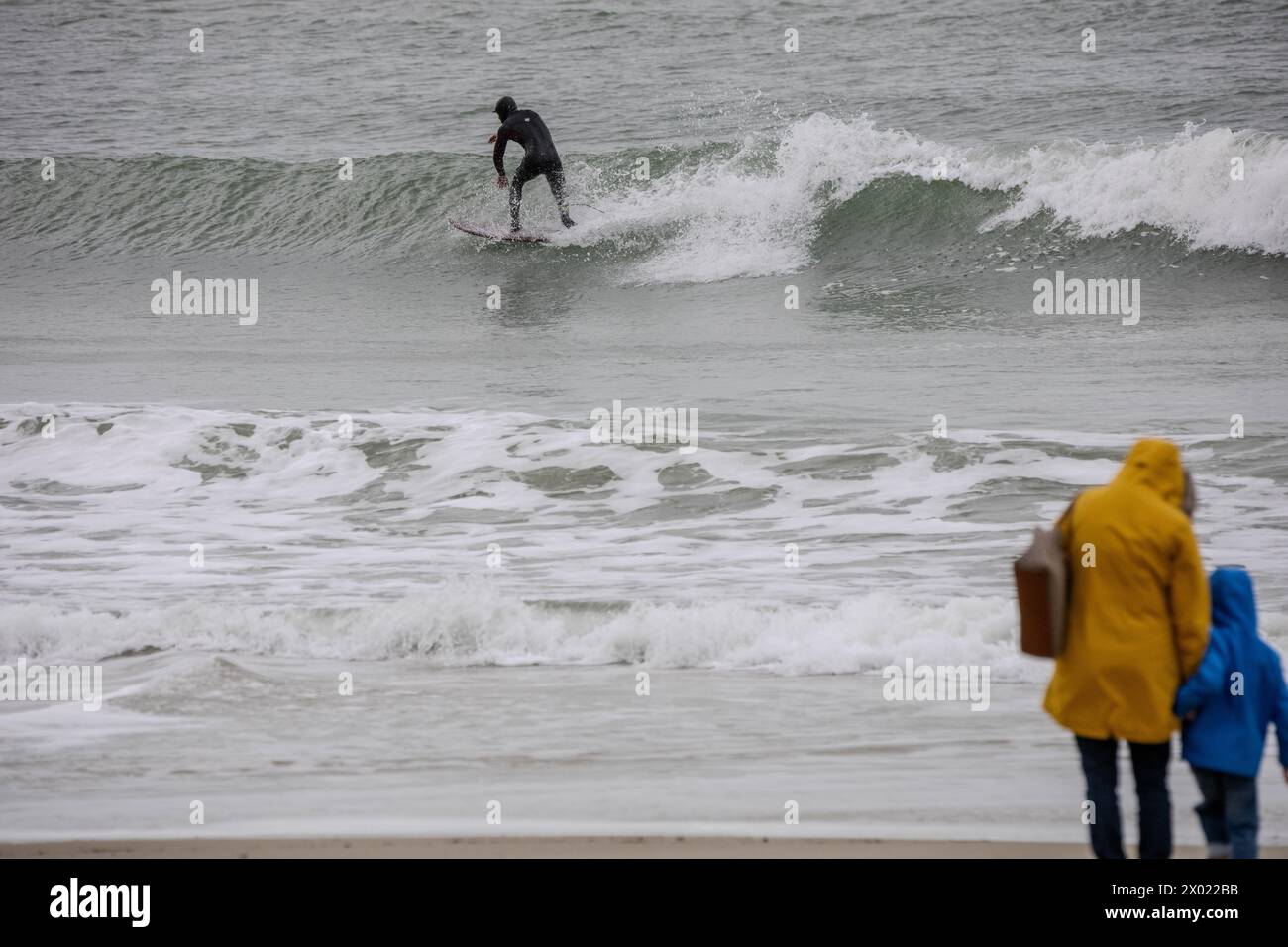 Bournemouth, Dorset, Regno Unito. 9 aprile 2024. METEO nel Regno Unito i surfisti cavalcano le onde sulla spiaggia di Bournemouth sull'onda di Storm Kathleen Bournemouth UK Credit: Ian Davidson/Alamy Live News Foto Stock