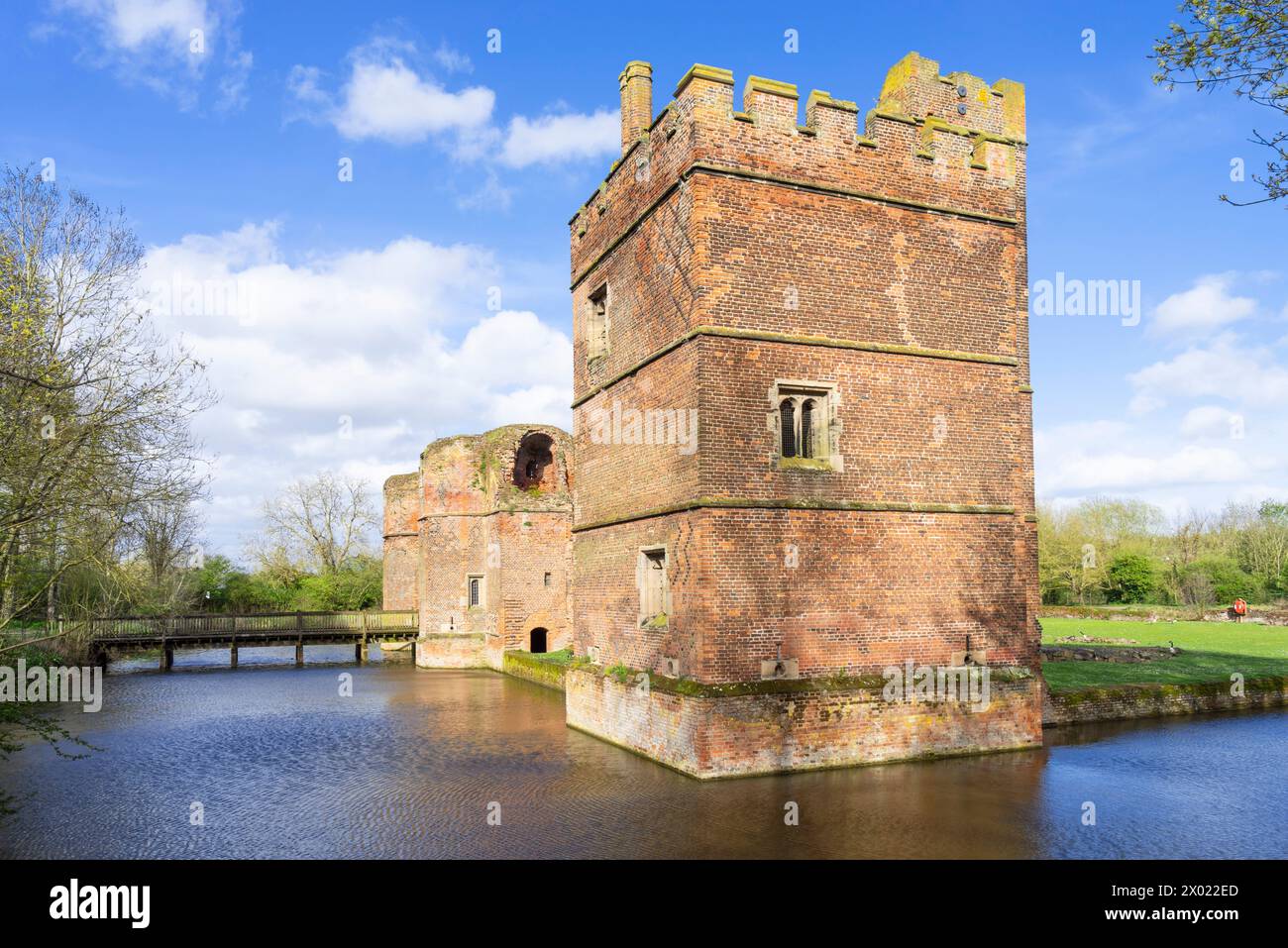 Torre angolare del castello di Kirby Muxloe, ponte levatoio e fossato Kirby Muxlow Leicestershire Inghilterra Regno Unito Europa Foto Stock