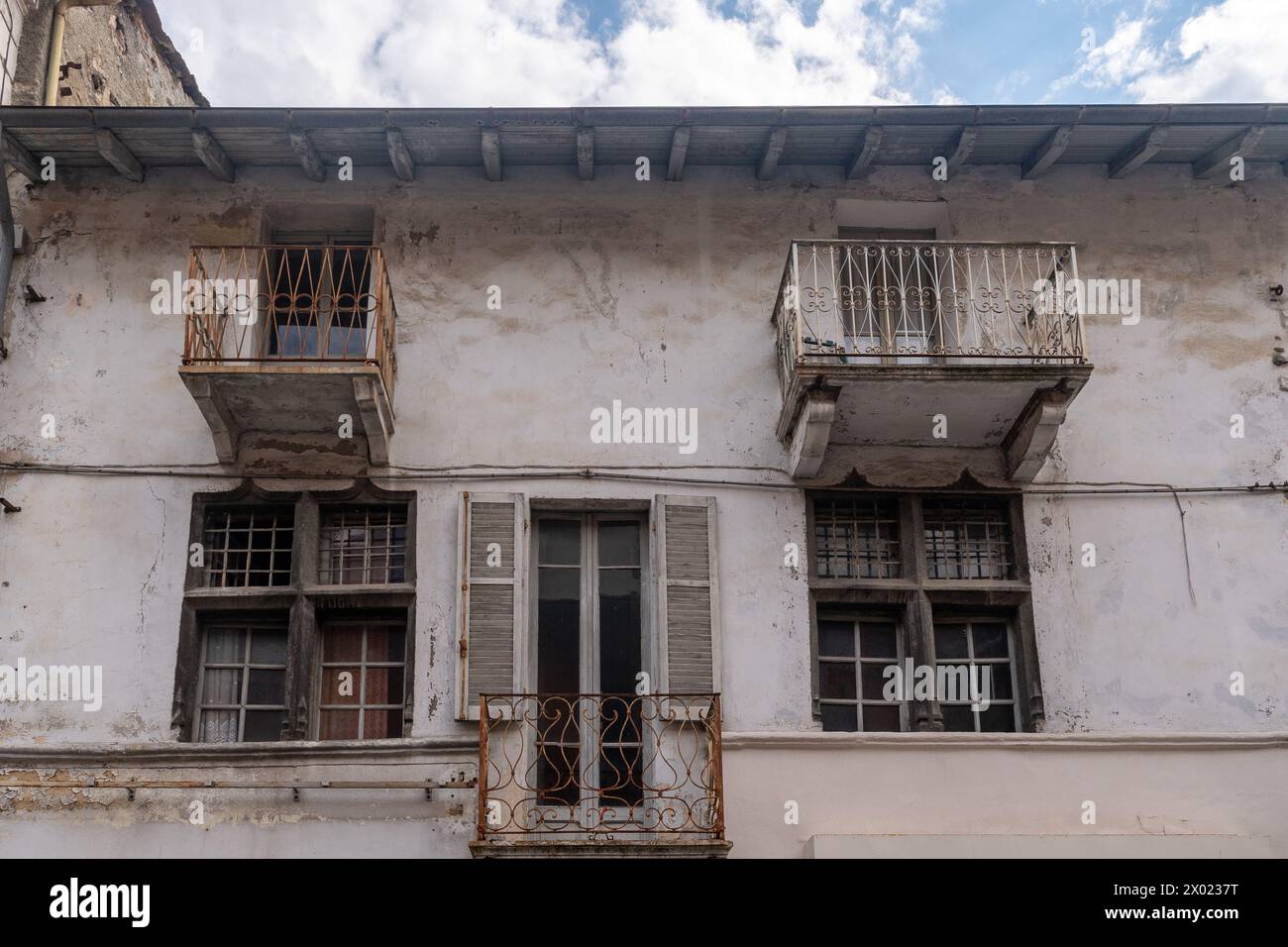 Esterno di una vecchia casa con finestre e balconcini nel centro di San Vincenzo, Aosta, Valle d'Aosta, Italia Foto Stock