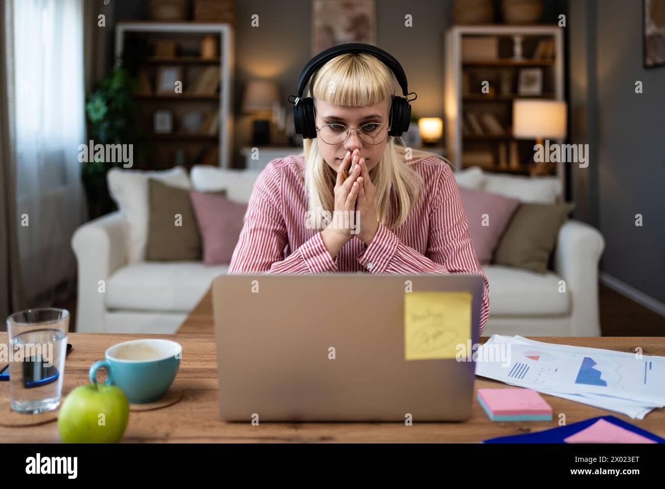 Giovane donna d'affari freelance che partecipa a un corso di formazione online su computer portatile webcam teleconferenza in corso di osservazione e ascolto educatore Foto Stock