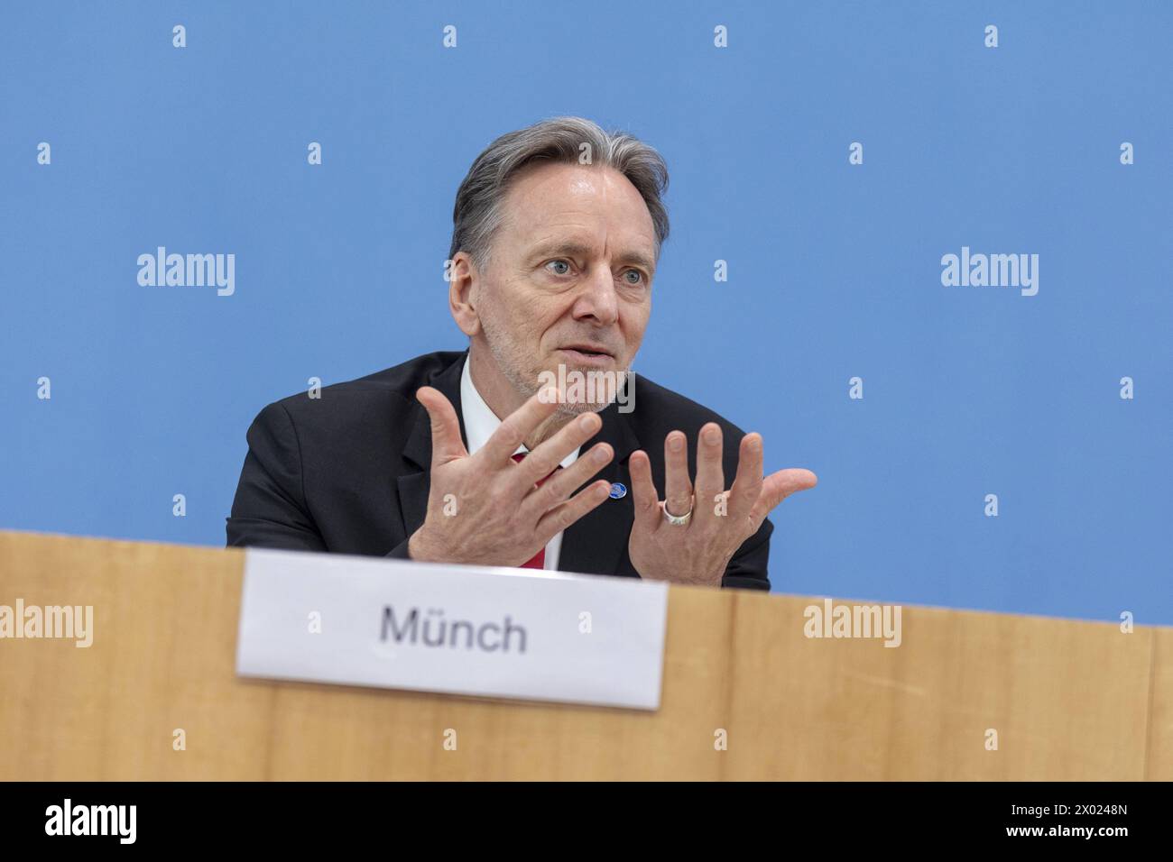 Holger Muench, Praesident des Bundeskriminalamtes, aufgenommen im Rahmen der Bundespressekonferenz zur Vorstellung der Polizeilichen Kriminalstatistik 2023 a Berlino, 09.04.2024. Berlin Deutschland *** Holger Muench, Presidente dell'Ufficio federale di polizia criminale, registrato alla Conferenza stampa federale sulla presentazione delle statistiche sulla criminalità di polizia 2023 a Berlino, 09 04 2024 Berlino Germania Copyright: xLorenzxHuterxphotothek.dex Foto Stock