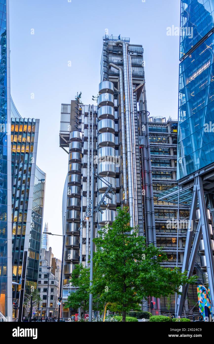 Londra, Regno Unito - 20 maggio 2023: L'edificio Lloyd's, situato nel principale quartiere finanziario di Londra, è un esempio di radicale Foto Stock