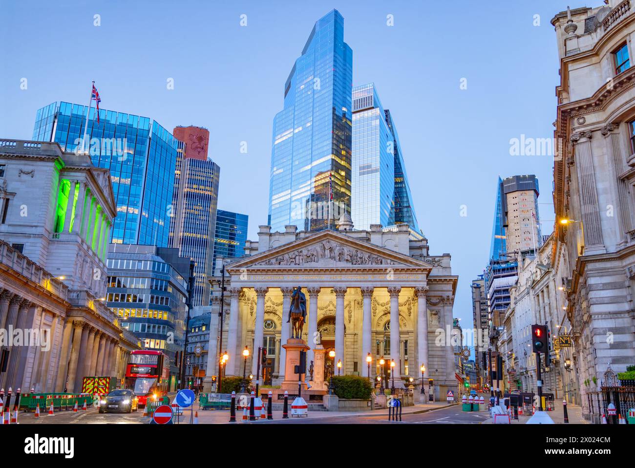 Londra, Regno Unito - 20 maggio 2023: Il Royal Exchange di Londra e gli edifici circostanti al tramonto. Fu fondata nel XVI secolo da Sir Thomas Gresham To Foto Stock Londra, Regno Unito - 20 maggio 2023: Il Royal Exchange di Londra e gli edifici circostanti al tramonto. Fu fondata nel XVI secolo da Sir Thomas Gresham To Foto Stock