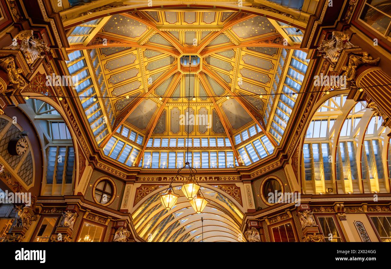 Londra, Regno Unito - 20 maggio 2023: L'interno centrale del Leadenhall Market, un mercato coperto in Gracechurch Street, è uno dei mercati più antichi di Londra, in t Foto Stock