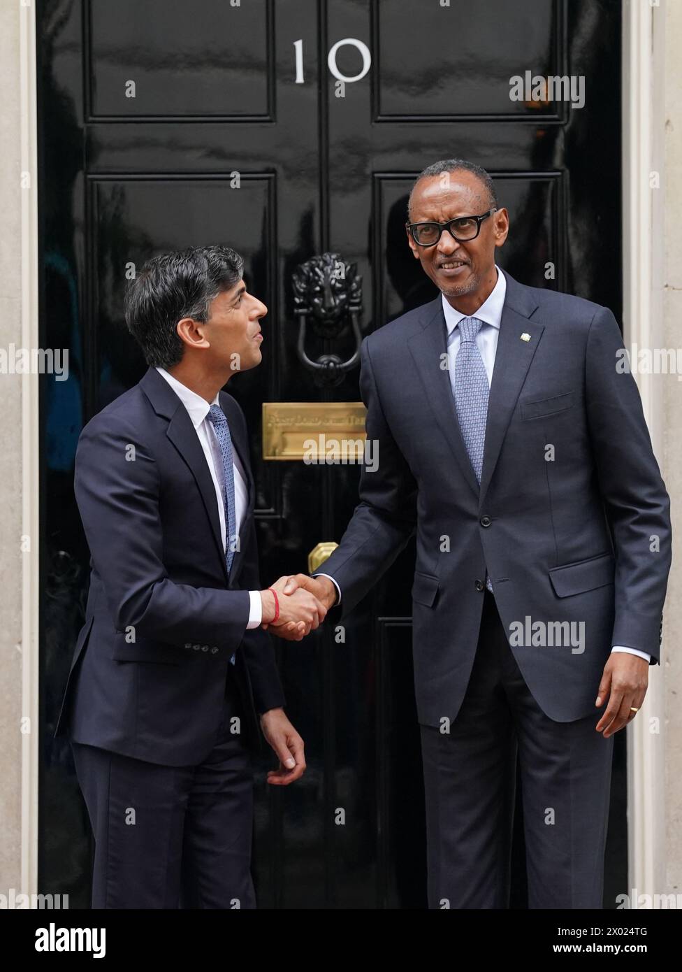 Il primo ministro Rishi Sunak dà il benvenuto al presidente del Ruanda, Paul Kagame, al 10 di Downing Street, Londra, per i colloqui. Data foto: Martedì 9 aprile 2024. Foto Stock