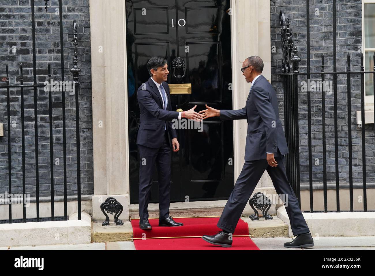 Il primo ministro Rishi Sunak dà il benvenuto al presidente del Ruanda, Paul Kagame, al 10 di Downing Street, Londra, per i colloqui. Data foto: Martedì 9 aprile 2024. Foto Stock