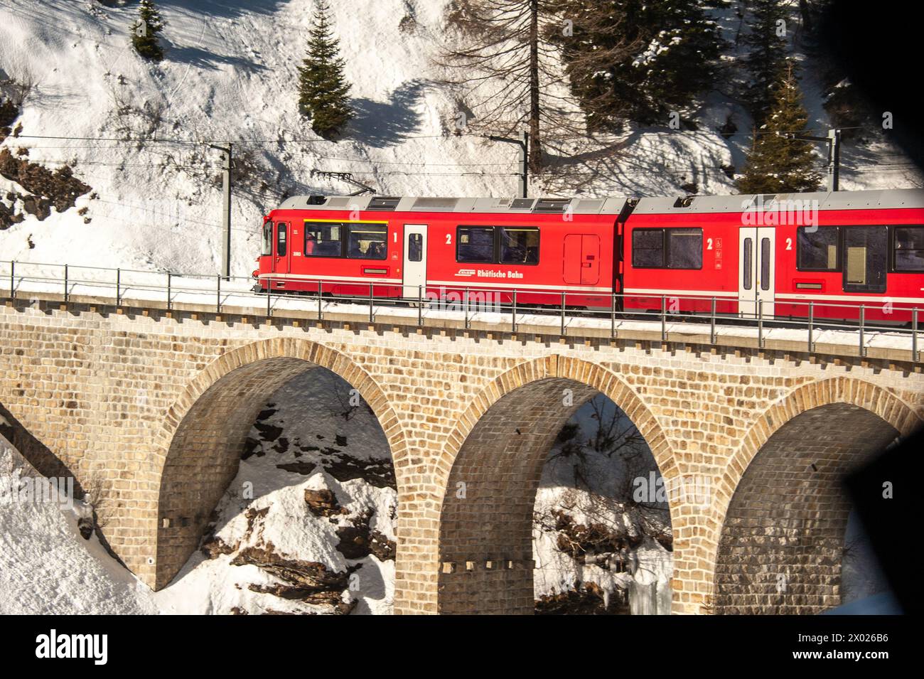 Un fantastico viaggio in una giornata di sole tra neve e cielo sul Bernina Express Foto Stock