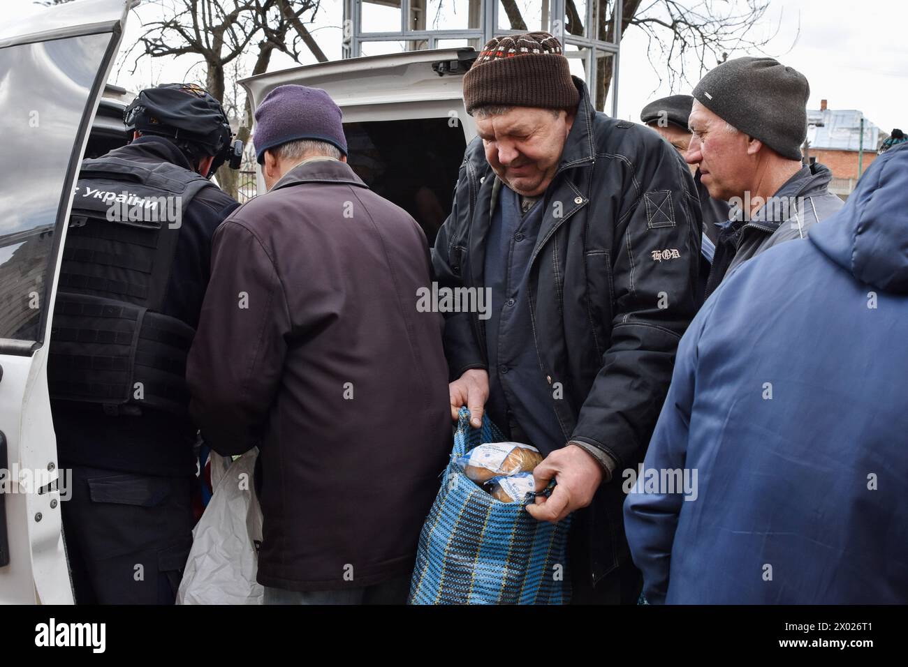 Orikhiv, Zaporizhzhia, Ucraina. 26 marzo 2024. Le persone ricevono aiuti umanitari in un punto di distribuzione di aiuti umanitari a Orikhiv. Orikhiv è una piccola città vicino a Zaporizhzhia, che serve come ultimo pilastro di resistenza per i soldati dell'esercito ucraino nel sud, mentre le forze armate russe continuano ad avanzare verso i Robotyne liberati. I cittadini di Orikhiv, che ospitano circa 700 persone, rischiano la vita a causa delle bombe aeree quotidiane e degli attacchi di artiglieria mentre lottano per sopravvivere. (Credit Image: © Andriy Andriyenko/SOPA Images via ZUMA Press Wire) SOLO PER USO EDITORIALE! Non per USO commerciale! Foto Stock
