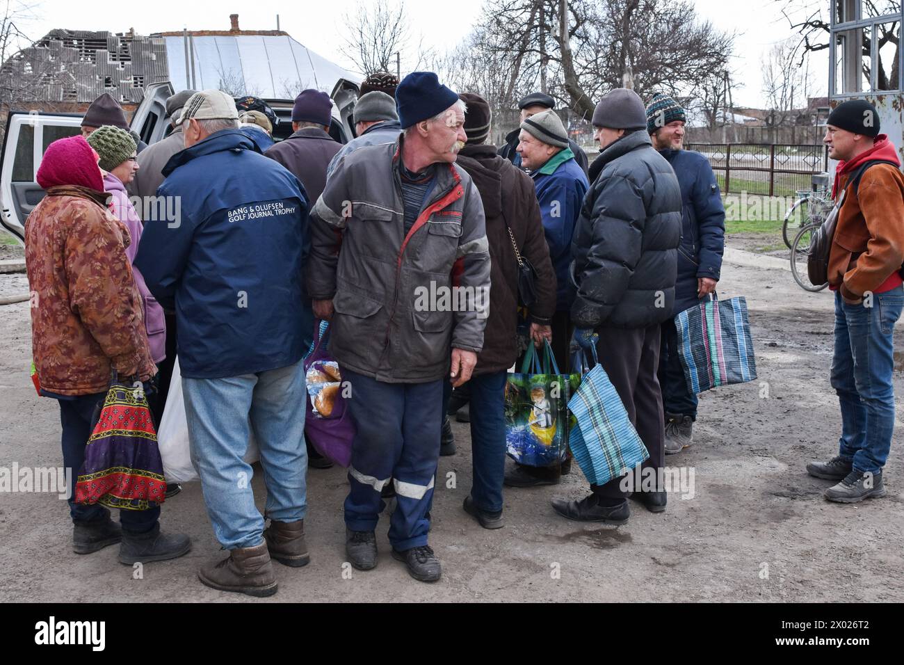 Orikhiv, Zaporizhzhia, Ucraina. 26 marzo 2024. Le persone ricevono aiuti umanitari in un punto di distribuzione di aiuti umanitari a Orikhiv. Orikhiv è una piccola città vicino a Zaporizhzhia, che serve come ultimo pilastro di resistenza per i soldati dell'esercito ucraino nel sud, mentre le forze armate russe continuano ad avanzare verso i Robotyne liberati. I cittadini di Orikhiv, che ospitano circa 700 persone, rischiano la vita a causa delle bombe aeree quotidiane e degli attacchi di artiglieria mentre lottano per sopravvivere. (Credit Image: © Andriy Andriyenko/SOPA Images via ZUMA Press Wire) SOLO PER USO EDITORIALE! Non per USO commerciale! Foto Stock