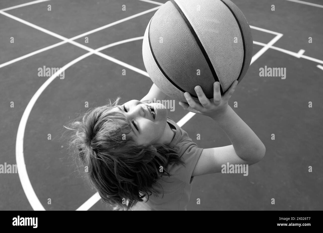 Ritratto di bambino giocare a basket. Concetto di sport per bambini. Foto Stock