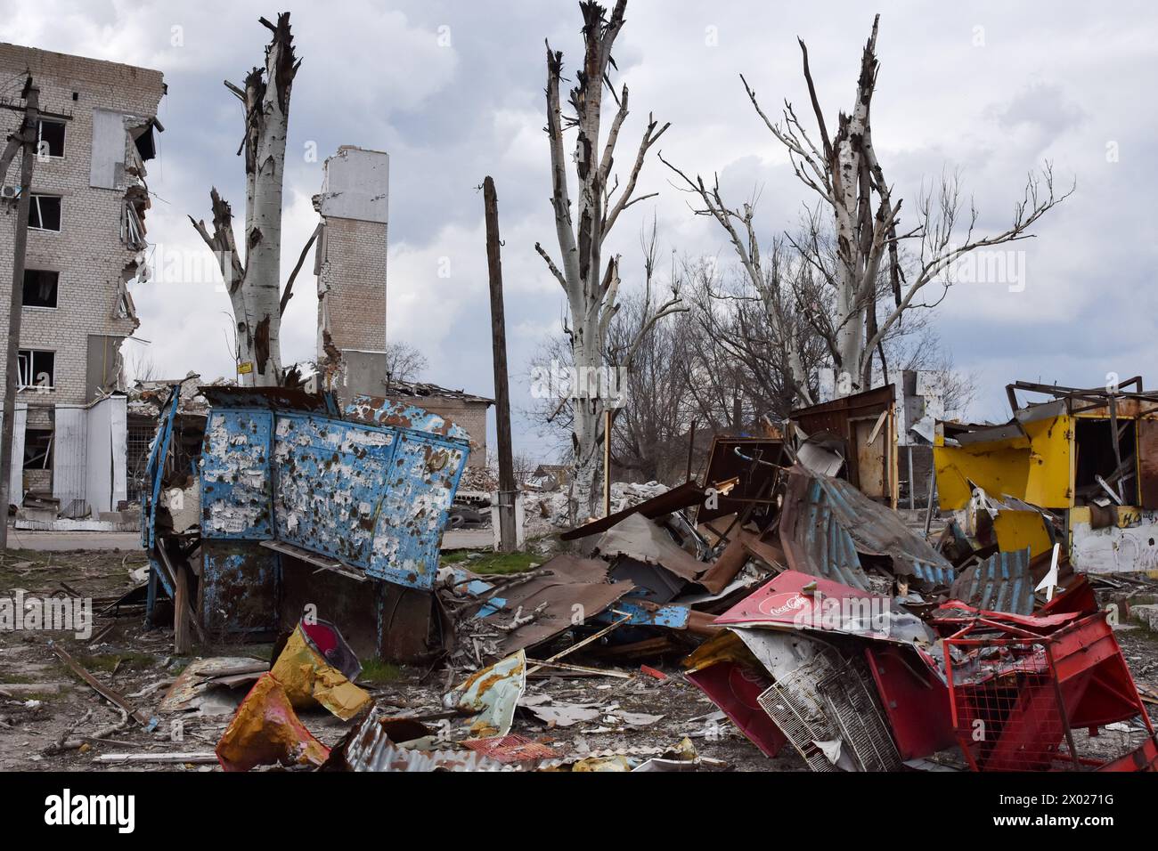 26 marzo 2024, Orikhiv, Zaporizhzhia, Ucraina: Mercati distrutti e edifici danneggiati sono visti a Orikhiv, poiché la città ha quotidianamente bombe aeree e attacchi di artiglieria russi. Orikhiv è una piccola città vicino a Zaporizhzhia, che serve come ultimo pilastro di resistenza per i soldati dell'esercito ucraino nel sud, mentre le forze armate russe continuano ad avanzare verso i Robotyne liberati. I cittadini di Orikhiv, che ospitano circa 700 persone, rischiano la vita a causa delle bombe aeree quotidiane e degli attacchi di artiglieria mentre lottano per sopravvivere. (Credit Image: © Andriy Andriyenko/SOPA Images via ZUMA Press Wire) USO EDITORIALE o Foto Stock