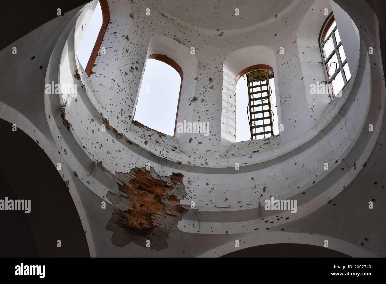 Orikhiv, Zaporizhzhia, Ucraina. 5 aprile 2024. Vista della cupola della chiesa ortodossa danneggiata dai bombardamenti russi a Orikhiv. Orikhiv è una piccola città vicino a Zaporizhzhia, che serve come ultimo pilastro di resistenza per i soldati dell'esercito ucraino nel sud, mentre le forze armate russe continuano ad avanzare verso i Robotyne liberati. I cittadini di Orikhiv, che ospitano circa 700 persone, rischiano la vita a causa delle bombe aeree quotidiane e degli attacchi di artiglieria mentre lottano per sopravvivere. (Credit Image: © Andriy Andriyenko/SOPA Images via ZUMA Press Wire) SOLO PER USO EDITORIALE! Non per USO commerciale! Foto Stock