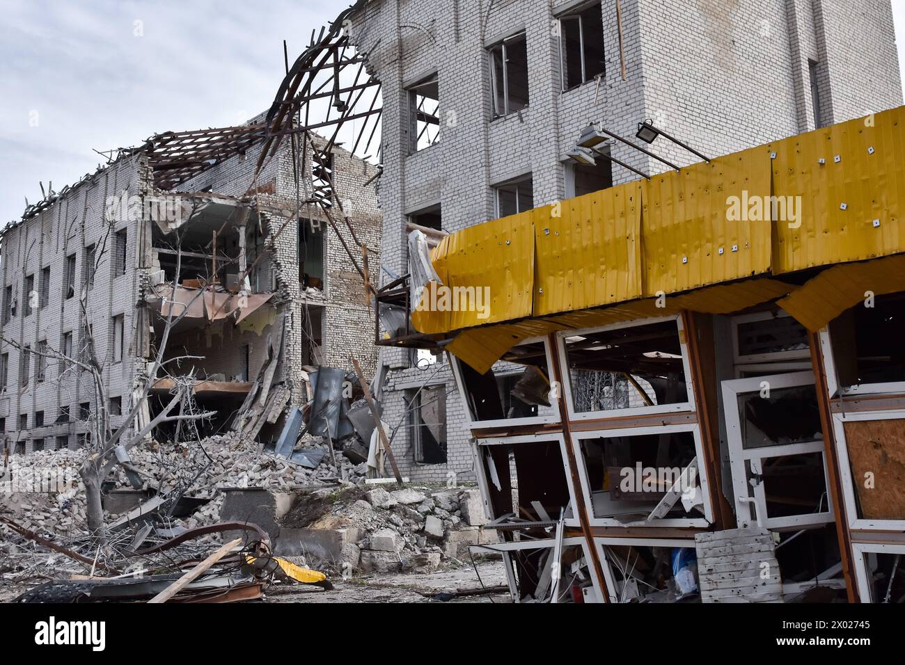 Orikhiv, Zaporizhzhia, Ucraina. 5 aprile 2024. Vista dell'edificio municipale che è stato pesantemente danneggiato dai bombardamenti russi a Orikhiv. Orikhiv è una piccola città vicino a Zaporizhzhia, che serve come ultimo pilastro di resistenza per i soldati dell'esercito ucraino nel sud, mentre le forze armate russe continuano ad avanzare verso i Robotyne liberati. I cittadini di Orikhiv, che ospitano circa 700 persone, rischiano la vita a causa delle bombe aeree quotidiane e degli attacchi di artiglieria mentre lottano per sopravvivere. (Credit Image: © Andriy Andriyenko/SOPA Images via ZUMA Press Wire) SOLO PER USO EDITORIALE! Non per USO commerciale! Foto Stock