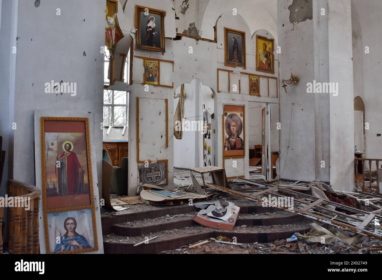 Orikhiv, Zaporizhzhia, Ucraina. 5 aprile 2024. Vista dell'altare nella chiesa ortodossa danneggiata dai bombardamenti russi a Orikhiv. Orikhiv è una piccola città vicino a Zaporizhzhia, che serve come ultimo pilastro di resistenza per i soldati dell'esercito ucraino nel sud, mentre le forze armate russe continuano ad avanzare verso i Robotyne liberati. I cittadini di Orikhiv, che ospitano circa 700 persone, rischiano la vita a causa delle bombe aeree quotidiane e degli attacchi di artiglieria mentre lottano per sopravvivere. (Credit Image: © Andriy Andriyenko/SOPA Images via ZUMA Press Wire) SOLO PER USO EDITORIALE! Non per USO commerciale! Foto Stock