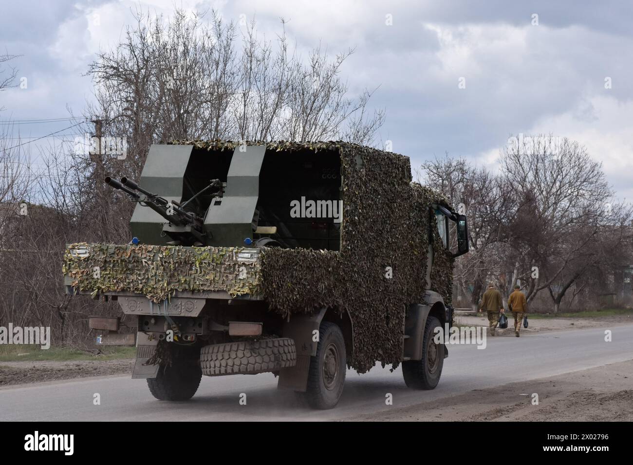 Orikhiv, Ucraina. 5 aprile 2024. Un camion militare ucraino con una pistola antiaerea visto sulla strada a Orikhiv. Orikhiv è una piccola città vicino a Zaporizhzhia, che serve come ultimo pilastro di resistenza per i soldati dell'esercito ucraino nel sud, mentre le forze armate russe continuano ad avanzare verso i Robotyne liberati. I cittadini di Orikhiv, che ospitano circa 700 persone, rischiano la vita a causa delle bombe aeree quotidiane e degli attacchi di artiglieria mentre lottano per sopravvivere. (Foto di Andriy Andriyenko/SOPA Images/Sipa USA) credito: SIPA USA/Alamy Live News Foto Stock