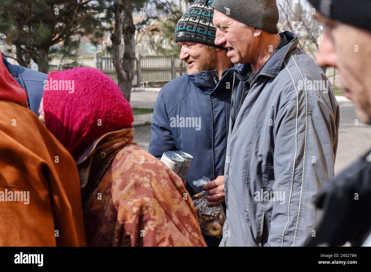 Orikhiv, Ucraina. 5 aprile 2024. Le persone ricevono aiuti umanitari in un punto di distribuzione di aiuti umanitari a Orikhiv. Orikhiv è una piccola città vicino a Zaporizhzhia, che serve come ultimo pilastro di resistenza per i soldati dell'esercito ucraino nel sud, mentre le forze armate russe continuano ad avanzare verso i Robotyne liberati. I cittadini di Orikhiv, che ospitano circa 700 persone, rischiano la vita a causa delle bombe aeree quotidiane e degli attacchi di artiglieria mentre lottano per sopravvivere. (Foto di Andriy Andriyenko/SOPA Images/Sipa USA) credito: SIPA USA/Alamy Live News Foto Stock