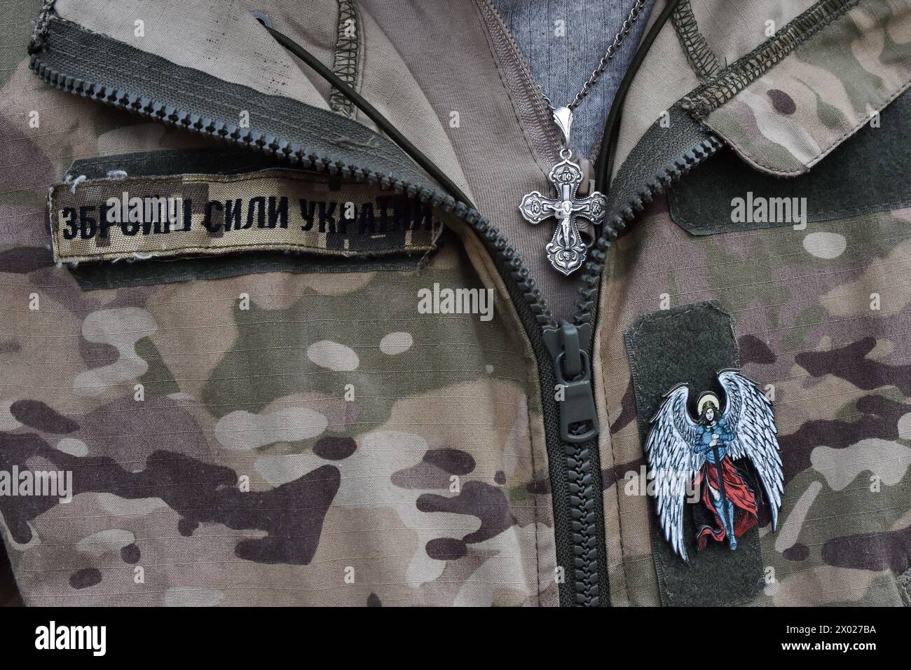 Orikhiv, Ucraina. 5 aprile 2024. Vista dei simboli cristiani sull'uniforme mimetica del soldato ucraino a Orikhiv. Orikhiv è una piccola città vicino a Zaporizhzhia, che serve come ultimo pilastro di resistenza per i soldati dell'esercito ucraino nel sud, mentre le forze armate russe continuano ad avanzare verso i Robotyne liberati. I cittadini di Orikhiv, che ospitano circa 700 persone, rischiano la vita a causa delle bombe aeree quotidiane e degli attacchi di artiglieria mentre lottano per sopravvivere. (Foto di Andriy Andriyenko/SOPA Images/Sipa USA) credito: SIPA USA/Alamy Live News Foto Stock