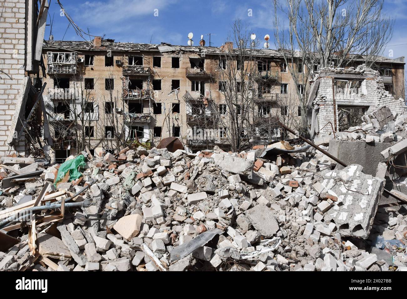 Orikhiv, Zaporizhzhia, Ucraina. 5 aprile 2024. Vista dell'edificio dell'appartamento che è stato pesantemente danneggiato dai bombardamenti russi a Orikhiv. Orikhiv è una piccola città vicino a Zaporizhzhia, che serve come ultimo pilastro di resistenza per i soldati dell'esercito ucraino nel sud, mentre le forze armate russe continuano ad avanzare verso i Robotyne liberati. I cittadini di Orikhiv, che ospitano circa 700 persone, rischiano la vita a causa delle bombe aeree quotidiane e degli attacchi di artiglieria mentre lottano per sopravvivere. (Credit Image: © Andriy Andriyenko/SOPA Images via ZUMA Press Wire) SOLO PER USO EDITORIALE! Non per USO commerciale! Foto Stock