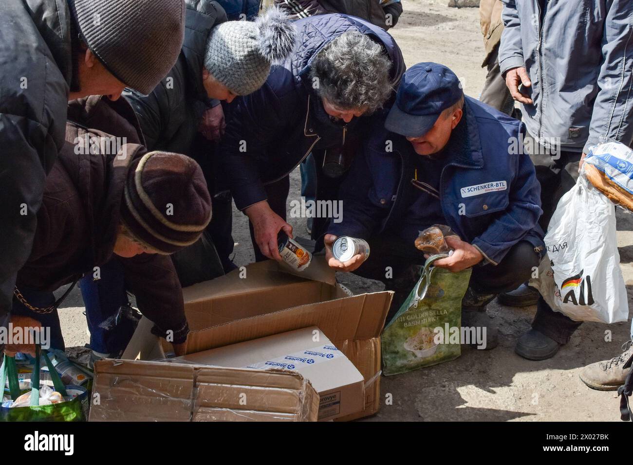 Orikhiv, Ucraina. 5 aprile 2024. Le persone ricevono aiuti umanitari in un punto di distribuzione di aiuti umanitari a Orikhiv. Orikhiv è una piccola città vicino a Zaporizhzhia, che serve come ultimo pilastro di resistenza per i soldati dell'esercito ucraino nel sud, mentre le forze armate russe continuano ad avanzare verso i Robotyne liberati. I cittadini di Orikhiv, che ospitano circa 700 persone, rischiano la vita a causa delle bombe aeree quotidiane e degli attacchi di artiglieria mentre lottano per sopravvivere. (Foto di Andriy Andriyenko/SOPA Images/Sipa USA) credito: SIPA USA/Alamy Live News Foto Stock