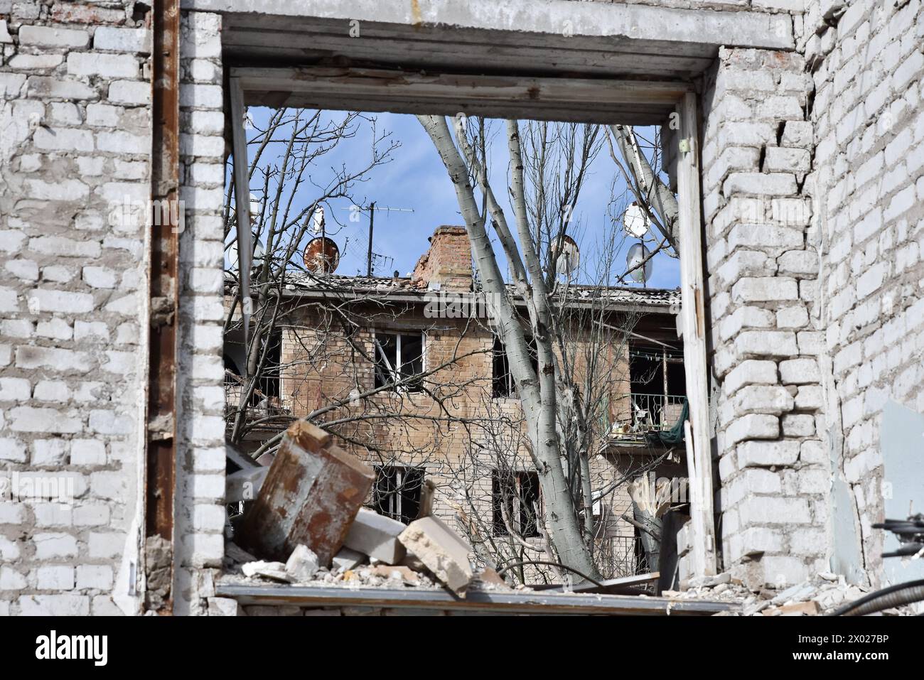 Orikhiv, Zaporizhzhia, Ucraina. 5 aprile 2024. Vista dell'edificio dell'appartamento che è stato pesantemente danneggiato dai bombardamenti russi a Orikhiv. Orikhiv è una piccola città vicino a Zaporizhzhia, che serve come ultimo pilastro di resistenza per i soldati dell'esercito ucraino nel sud, mentre le forze armate russe continuano ad avanzare verso i Robotyne liberati. I cittadini di Orikhiv, che ospitano circa 700 persone, rischiano la vita a causa delle bombe aeree quotidiane e degli attacchi di artiglieria mentre lottano per sopravvivere. (Credit Image: © Andriy Andriyenko/SOPA Images via ZUMA Press Wire) SOLO PER USO EDITORIALE! Non per USO commerciale! Foto Stock