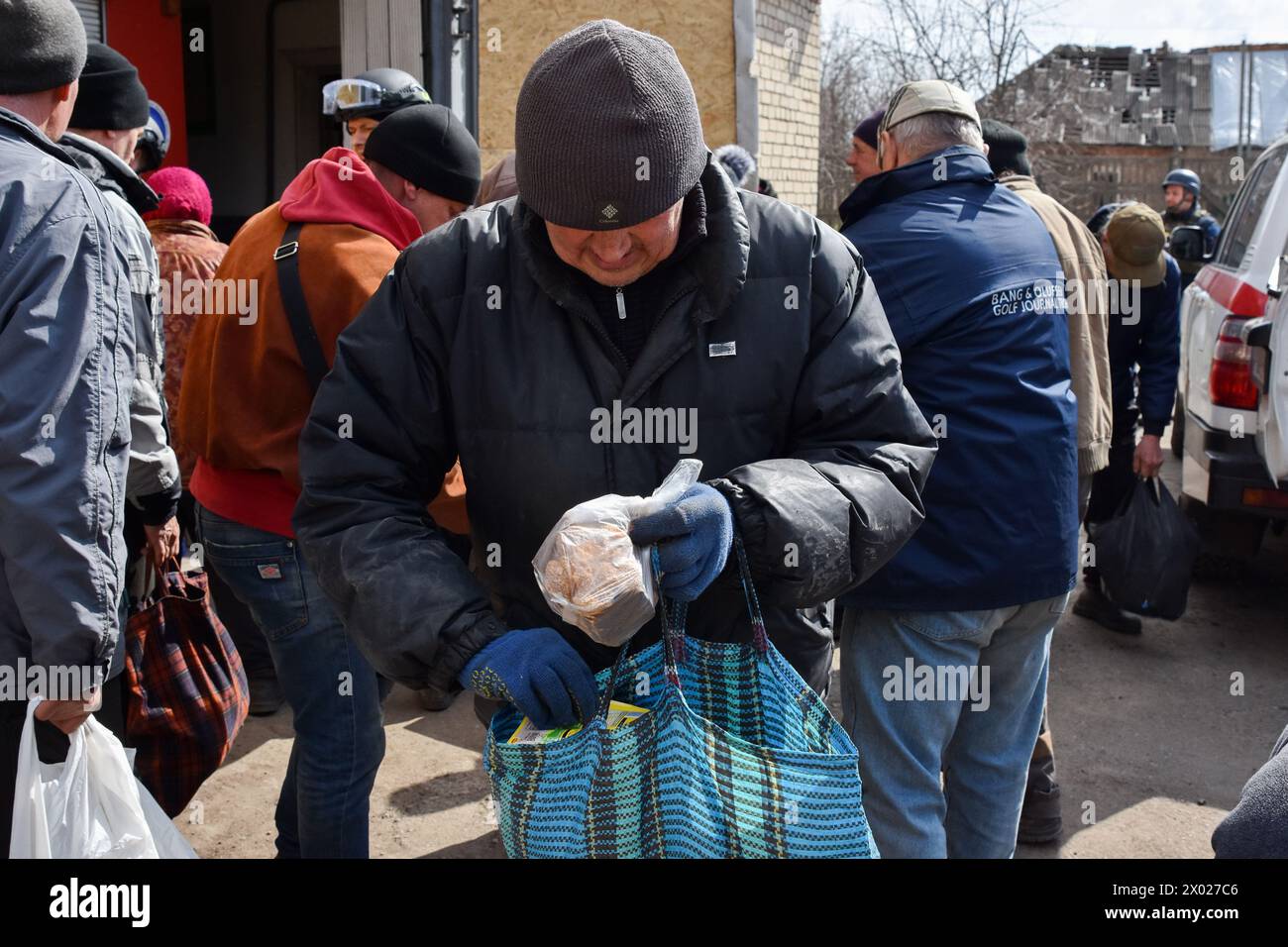 Orikhiv, Ucraina. 5 aprile 2024. Le persone ricevono aiuti umanitari in un punto di distribuzione di aiuti umanitari a Orikhiv. Orikhiv è una piccola città vicino a Zaporizhzhia, che serve come ultimo pilastro di resistenza per i soldati dell'esercito ucraino nel sud, mentre le forze armate russe continuano ad avanzare verso i Robotyne liberati. I cittadini di Orikhiv, che ospitano circa 700 persone, rischiano la vita a causa delle bombe aeree quotidiane e degli attacchi di artiglieria mentre lottano per sopravvivere. (Foto di Andriy Andriyenko/SOPA Images/Sipa USA) credito: SIPA USA/Alamy Live News Foto Stock