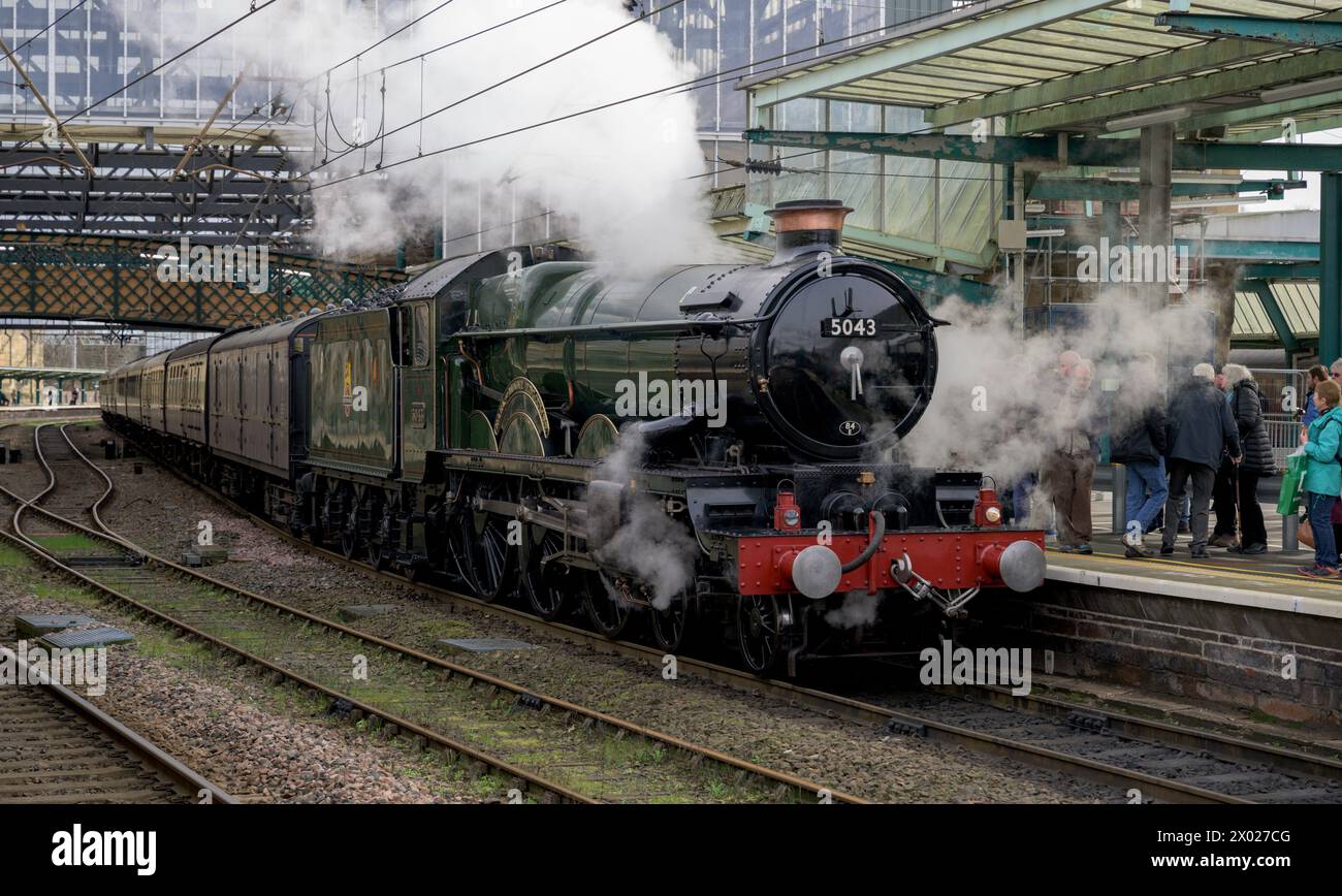 Locomotiva a vapore 5043, Conte di Mount Edgecombe, 'The Shap Mountaineer' arrivo sul binario 3 alla stazione di Carlisle Foto Stock