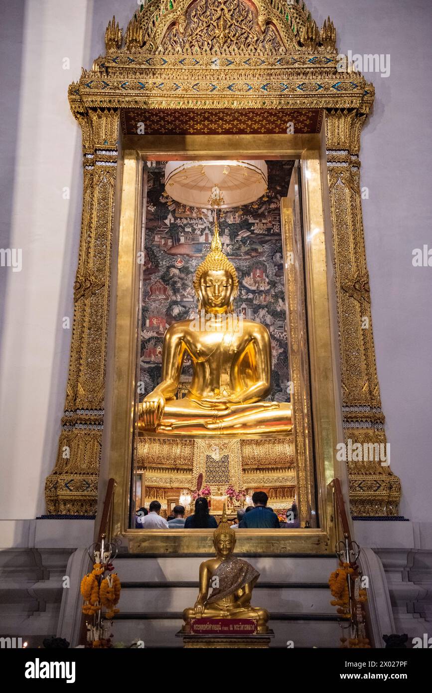 Il grande Buddha di Wat Suthat Thepwararam Ratchaworamahawihan a Banglamphu nella città di Bangkok in Thailandia. Thailand, Bangkok, Dezember, 9, 2023 Foto Stock