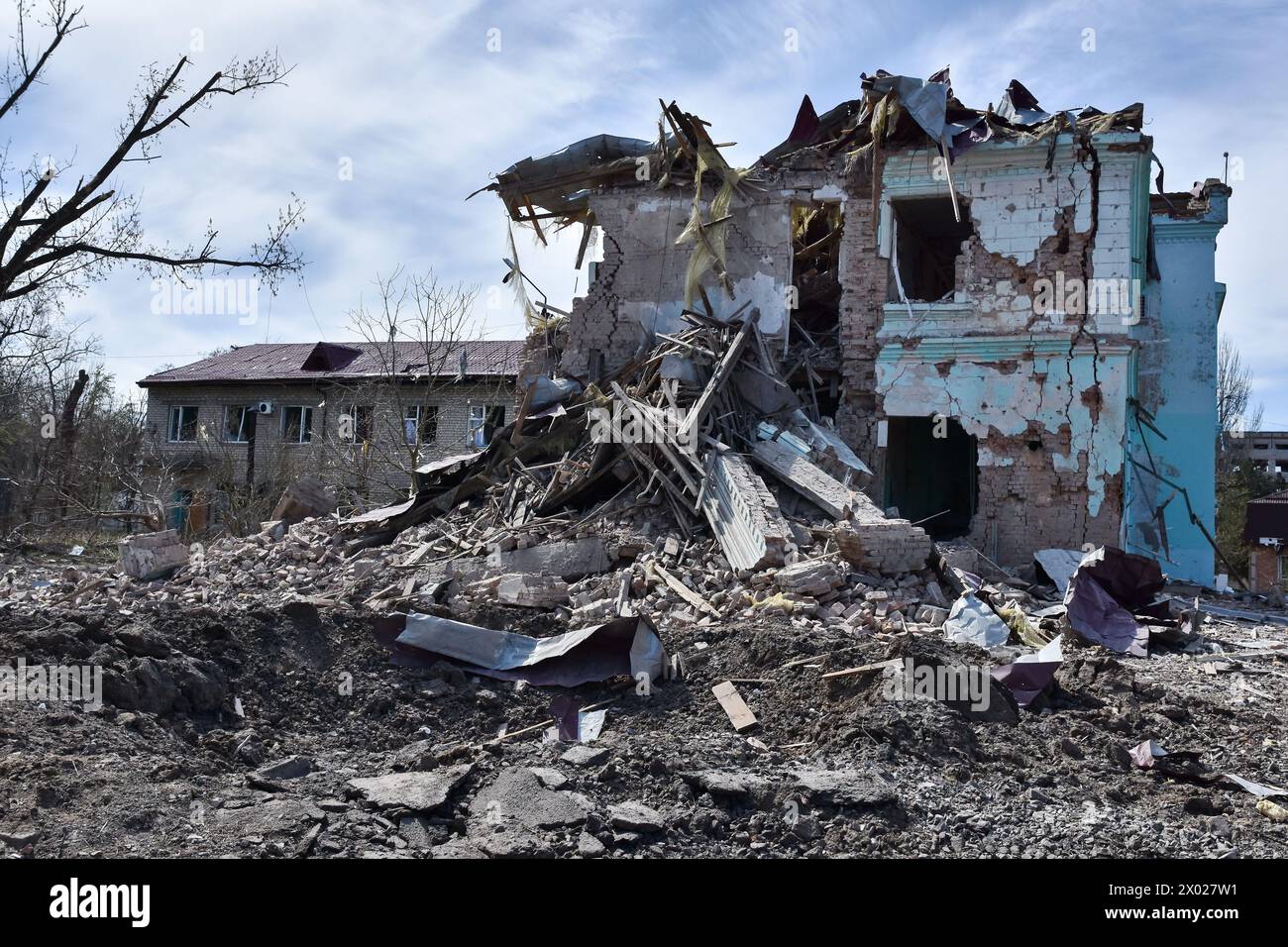 Orikhiv, Zaporizhzhia, Ucraina. 5 aprile 2024. Vista dell'ospedale cittadino che è stato pesantemente danneggiato dai bombardamenti russi a Orikhiv. Orikhiv è una piccola città vicino a Zaporizhzhia, che serve come ultimo pilastro di resistenza per i soldati dell'esercito ucraino nel sud, mentre le forze armate russe continuano ad avanzare verso i Robotyne liberati. I cittadini di Orikhiv, che ospitano circa 700 persone, rischiano la vita a causa delle bombe aeree quotidiane e degli attacchi di artiglieria mentre lottano per sopravvivere. (Credit Image: © Andriy Andriyenko/SOPA Images via ZUMA Press Wire) SOLO PER USO EDITORIALE! Non per USO commerciale! Foto Stock