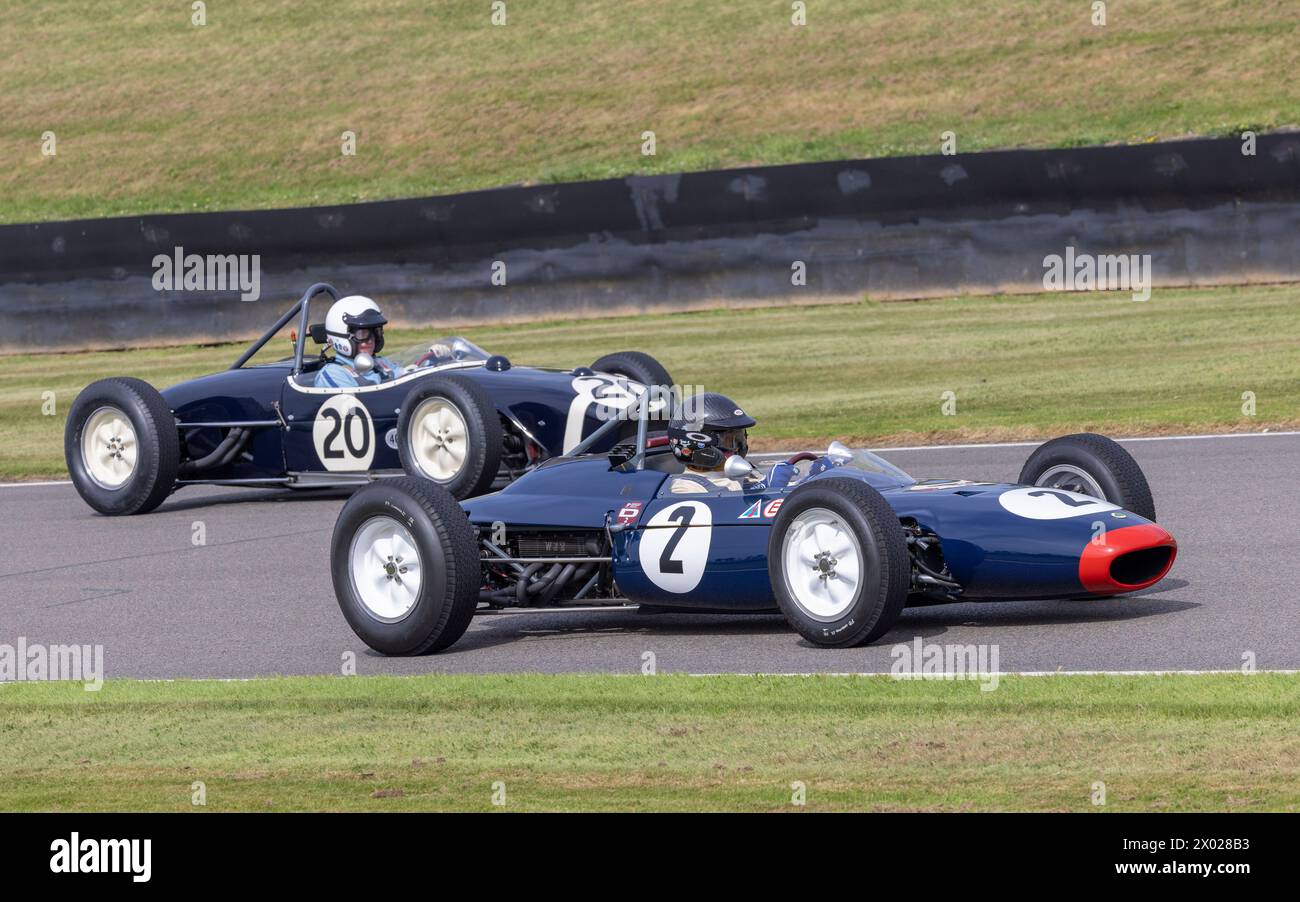 Teifion Salisbury nella Lotus-Climax 18 del 1960 e Federico Buratti nella Lotus-BRM 24 del 1962 (lato vicino). Goodwood Revival 2023, Sussex, Regno Unito. Foto Stock