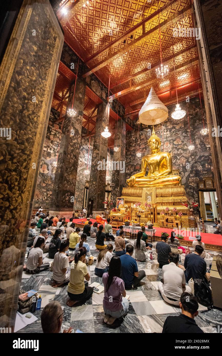 Il grande Buddha di Wat Suthat Thepwararam Ratchaworamahawihan a Banglamphu nella città di Bangkok in Thailandia. Thailand, Bangkok, Dezember, 9, 2023 Foto Stock