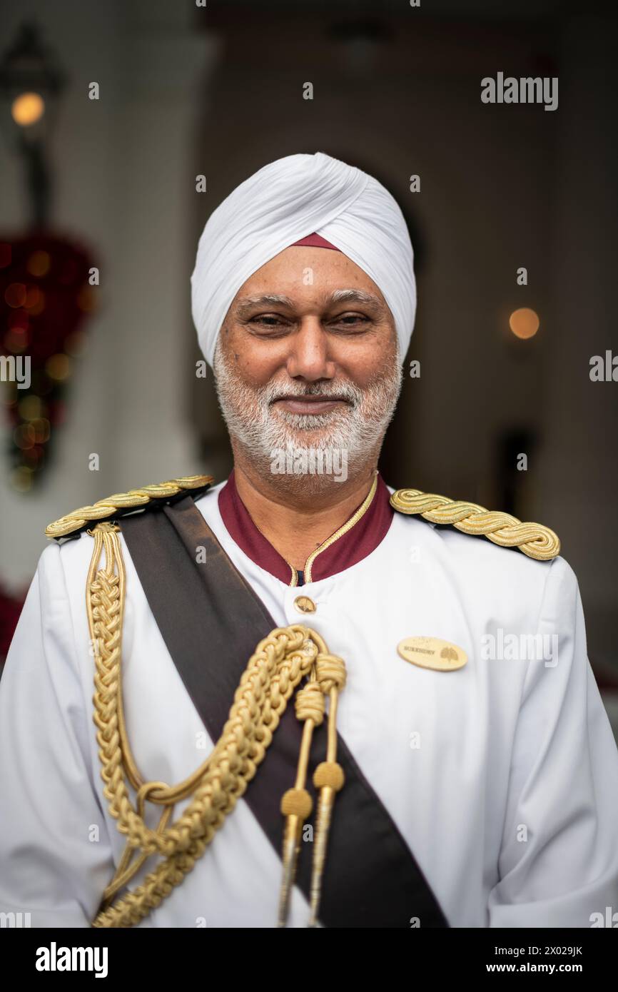 Ritratto di Sukkdev fuori dal Raffles Hotel, Singapore, Asia Foto Stock