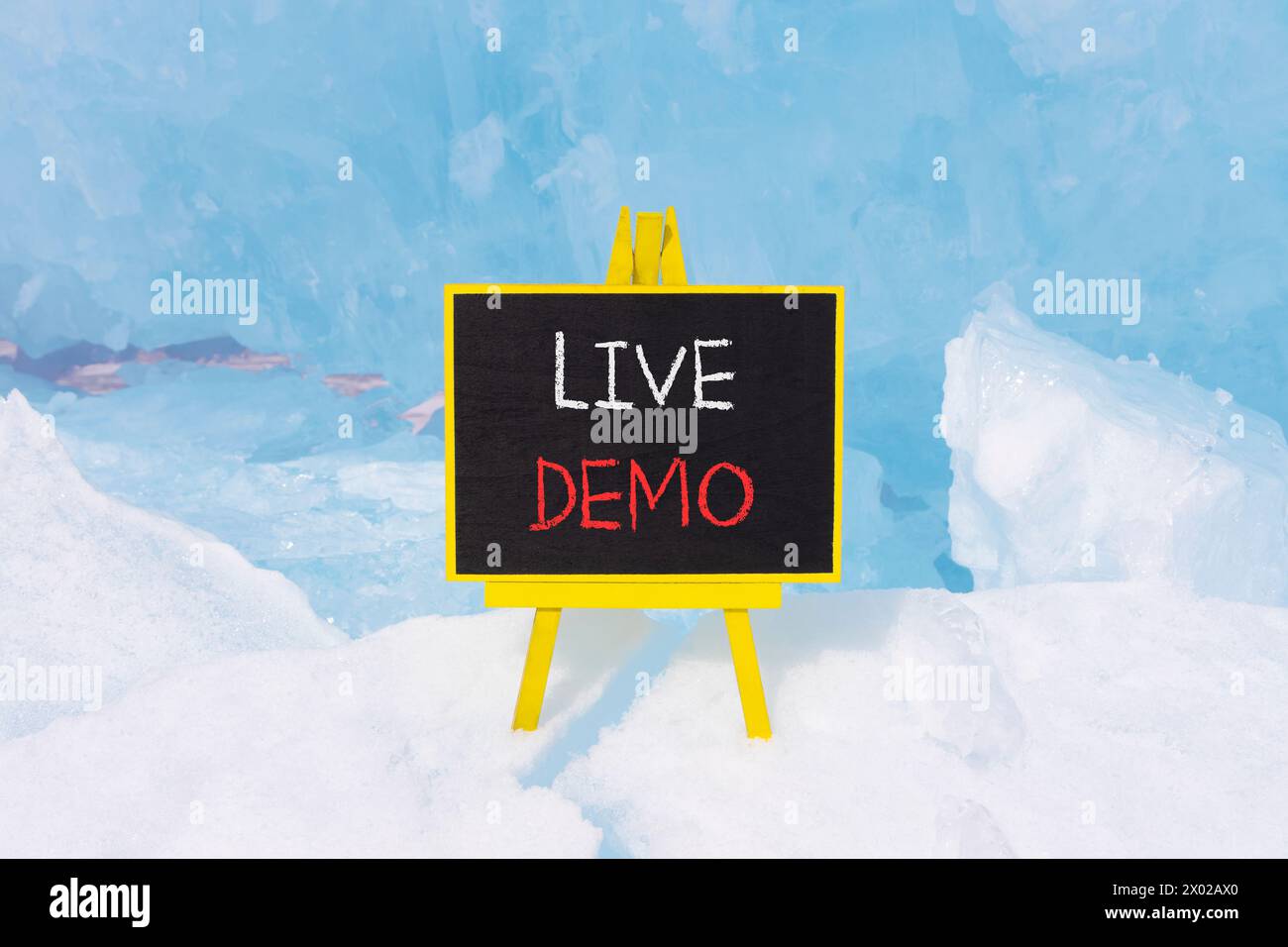 Simbolo demo dal vivo. Demo di Concept Words Live su una bellissima lavagna nera gialla. Bellissimo sfondo blu di ghiaccio. Copia spazio. Conc. Demo aziendali e live Foto Stock