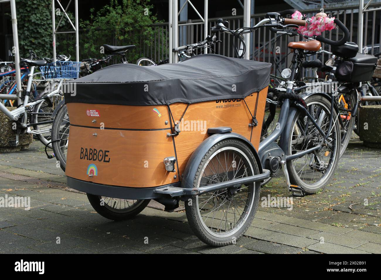 07.04.2024 Düsseldorf, die Lastenräder von Babboe sind dsehr beliebt. Seit einiger zeit gibt es Großer Probleme mit der Verkehrssicherheit der Räder. Der niederländische Hersteller startete eine Rückrufaktion, da zahlreiche Rahmen gebrochen waren oder die Gefahr des Brechens besteht. Ein gravierender Imageschaden ist Die Folge. *** 07 04 2024 Düsseldorf, Babboe cargo bike sono molto popolari da qualche tempo, ci sono stati gravi problemi con la sicurezza stradale delle moto il produttore olandese ha lanciato una campagna di richiamo perché numerosi telai si erano rotti o erano in pericolo di rottura questo ha Foto Stock