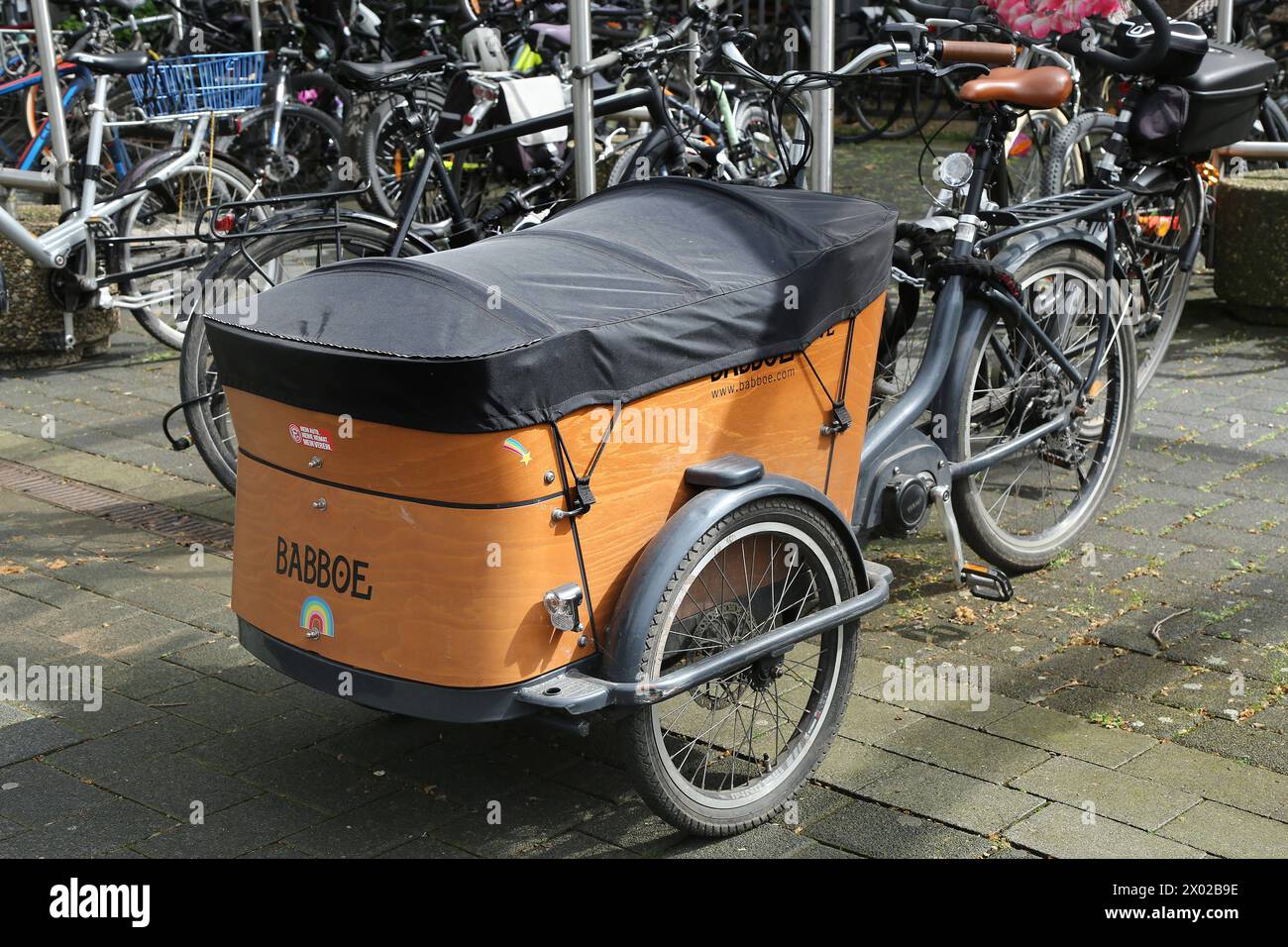 07.04.2024 Düsseldorf, die Lastenräder von Babboe sind dsehr beliebt. Seit einiger zeit gibt es Großer Probleme mit der Verkehrssicherheit der Räder. Der niederländische Hersteller startete eine Rückrufaktion, da zahlreiche Rahmen gebrochen waren oder die Gefahr des Brechens besteht. Ein gravierender Imageschaden ist Die Folge. *** 07 04 2024 Düsseldorf, Babboe cargo bike sono molto popolari da qualche tempo, ci sono stati gravi problemi con la sicurezza stradale delle moto il produttore olandese ha lanciato una campagna di richiamo perché numerosi telai si erano rotti o erano in pericolo di rottura questo ha Foto Stock