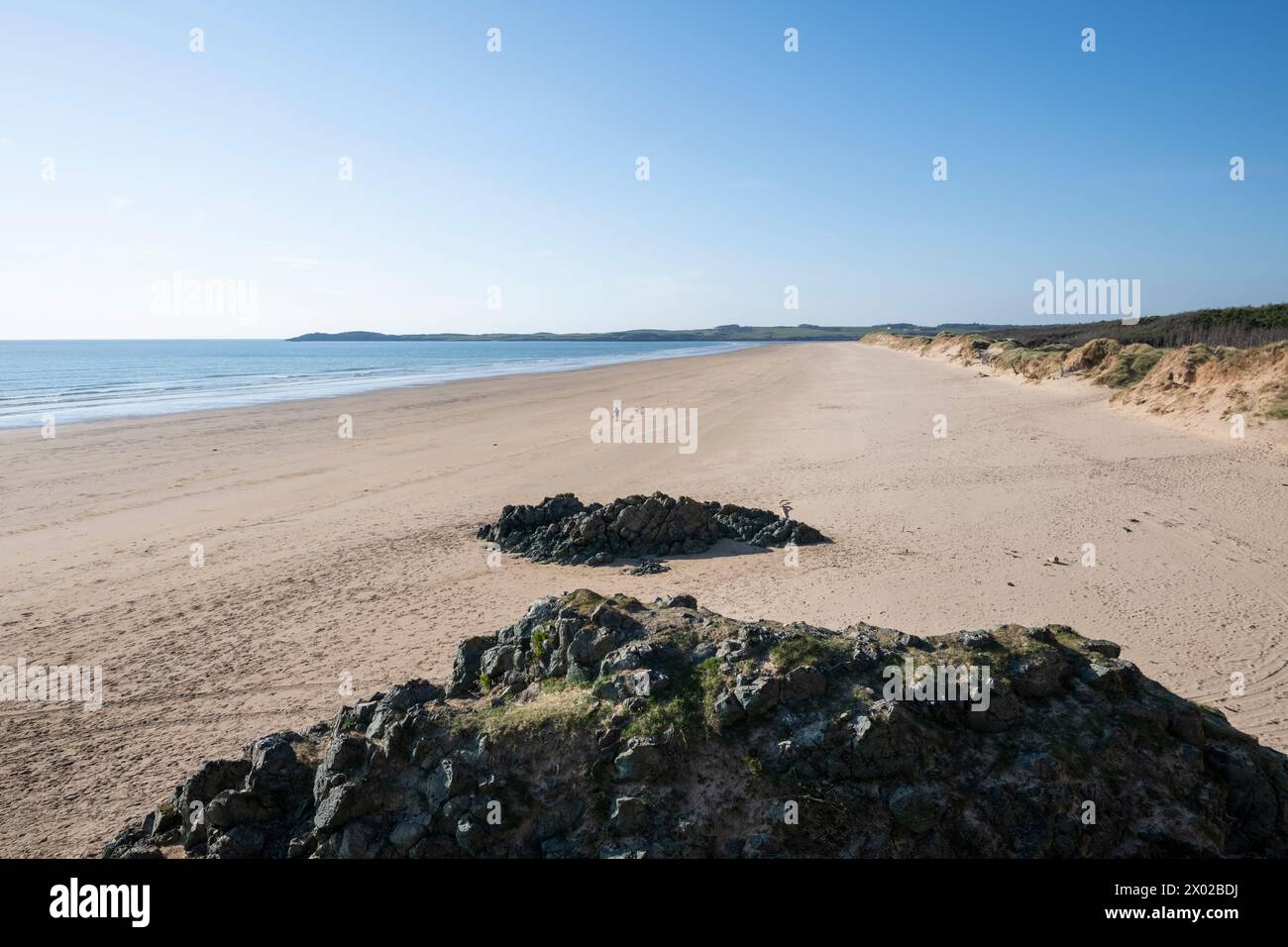 Spiaggia di Traeth Penrhos vicino a Newborough, Anglesey, Galles del Nord. Foto Stock