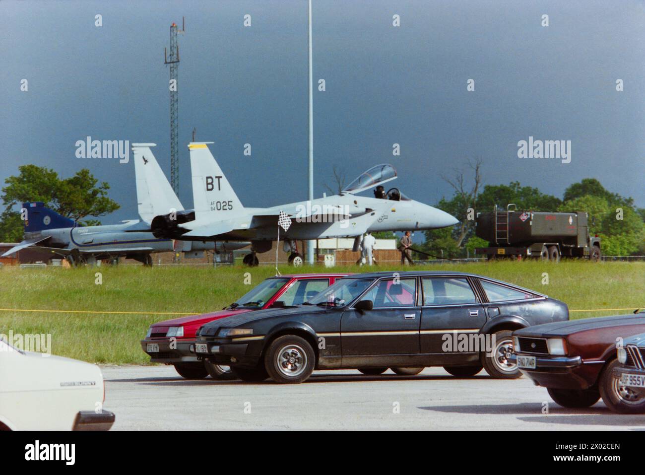 Aerei da caccia militari e auto per visitatori al RAF Wethersfield Airshow nel giugno 1988. Auto Rover SD1. Caccia F-15 Eagle dell'USAF in fase di rifornimento Foto Stock