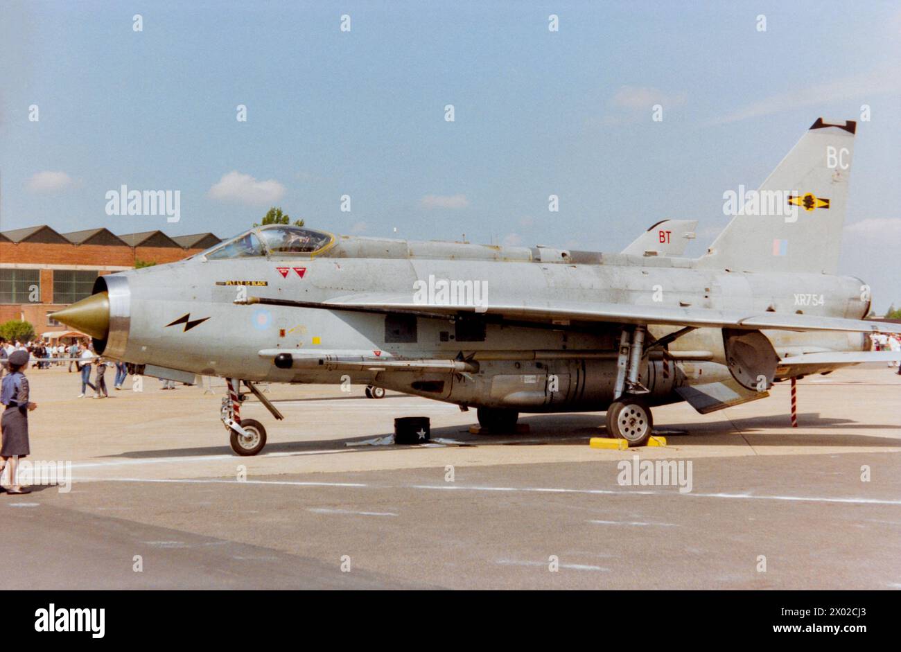 Aereo da caccia English Electric Lightning F6 XR754 della Royal Air Force in mostra al Mildenhall Air Fete 1988 della RAF Mildenhall, Suffolk, Regno Unito. 11 Squadron con il nome del pilota Flt tenente Ian Black marcato sotto la cabina di pilotaggio. Rottamati dopo il pensionamento, a parte la sezione del naso che è di proprietà privata Foto Stock