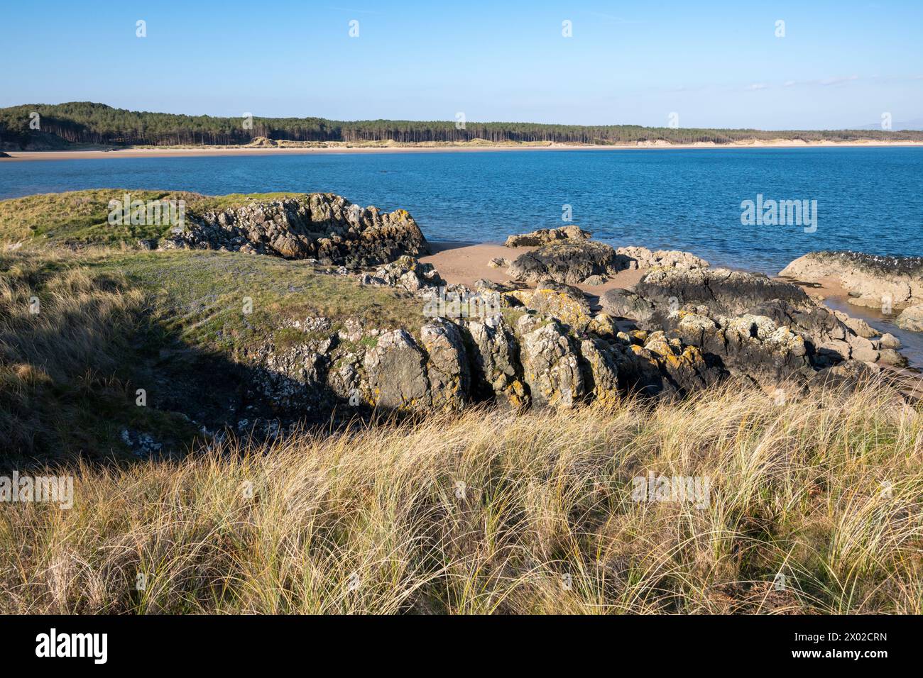 Vista da Ynys Llanddwyn della spiaggia di Newborough, Anglesey, Galles del Nord. Foto Stock