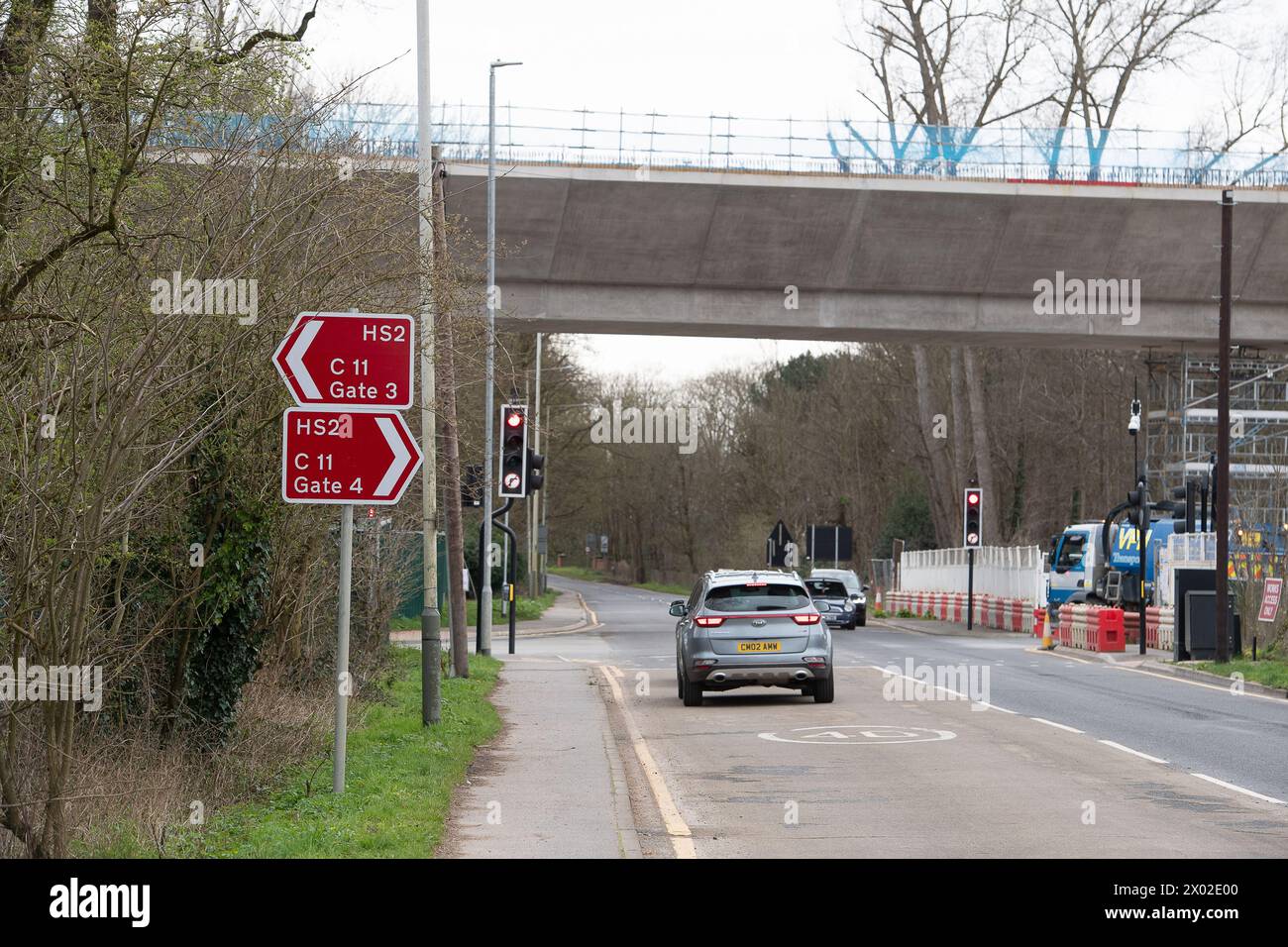 Harefield, Regno Unito. 4 marzo 2024. Un'auto passa sotto la parte del viadotto HS2 di recente costruzione a Harefield. Crediti: Maureen McLean/Alamy Foto Stock