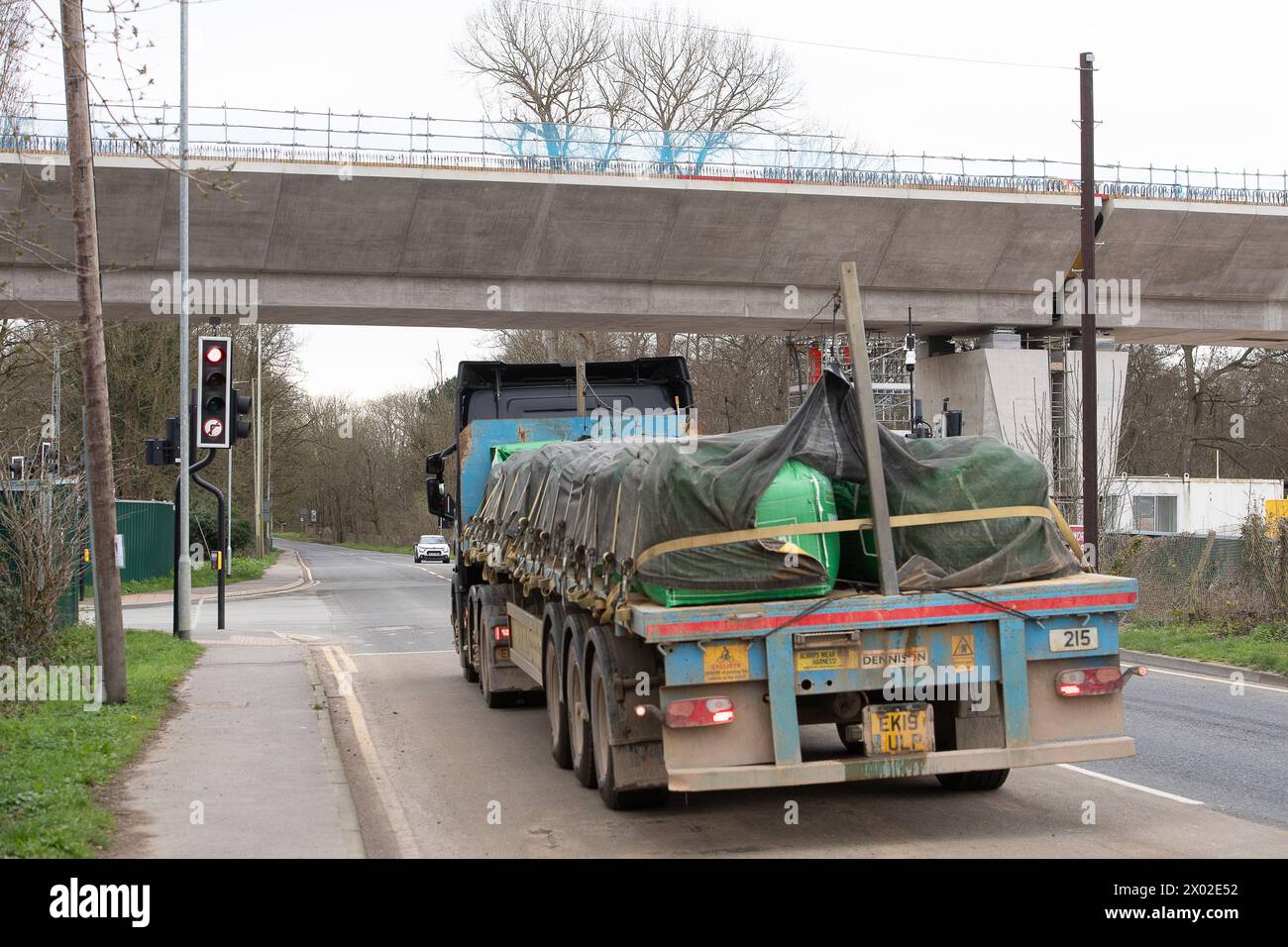 Harefield, Regno Unito. 4 marzo 2024. Un camion passa sotto parte del viadotto HS2 di recente costruzione a Harefield. Crediti: Maureen McLean/Alamy Foto Stock