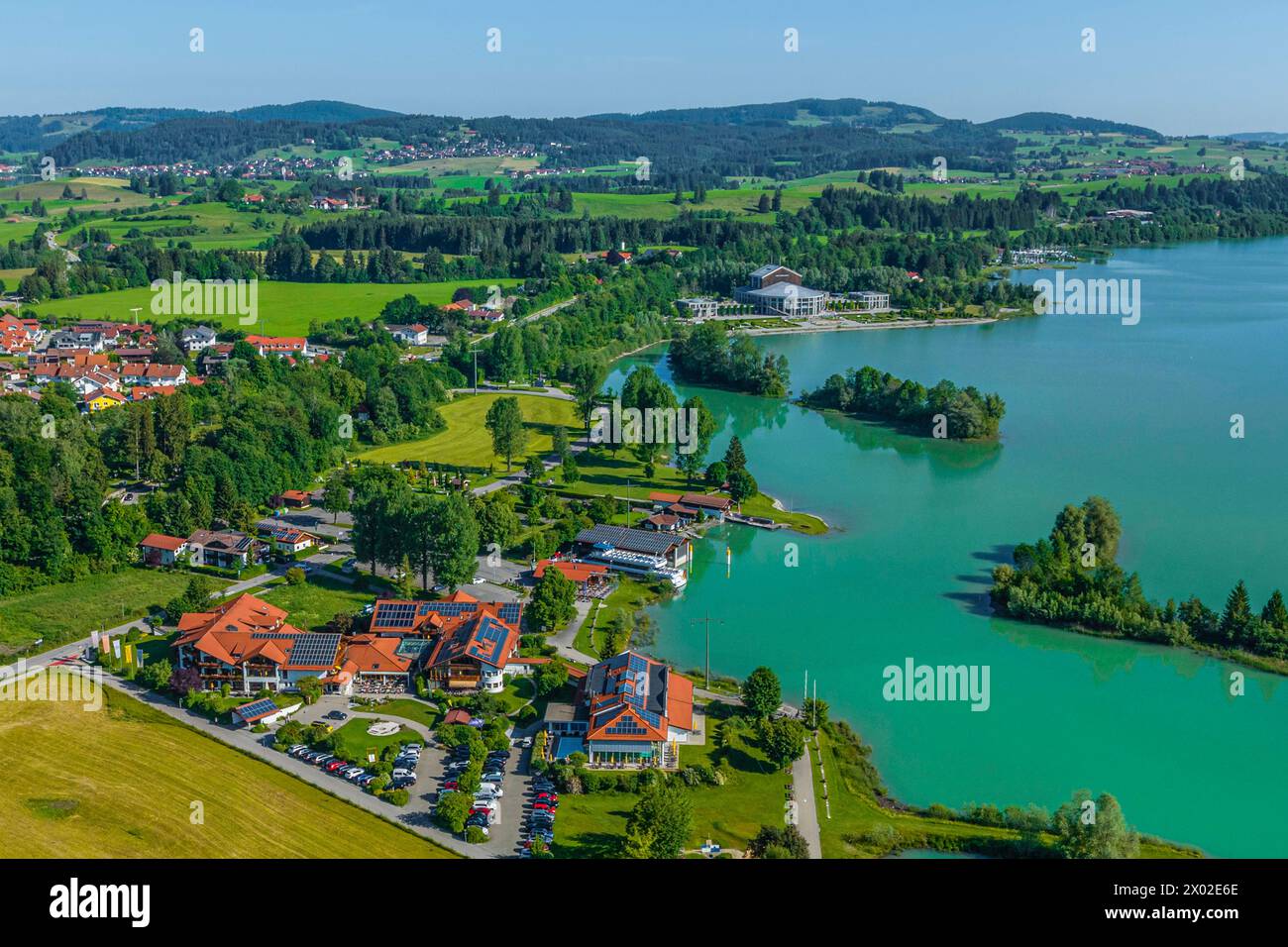 Die Lechmündung in den Forggensee bei Füssen von oben Ausblick auf den Allgäuer Alpenrand bei Füssen am Forggensee Füssen Bootshafen Bayern Deutschlan Foto Stock